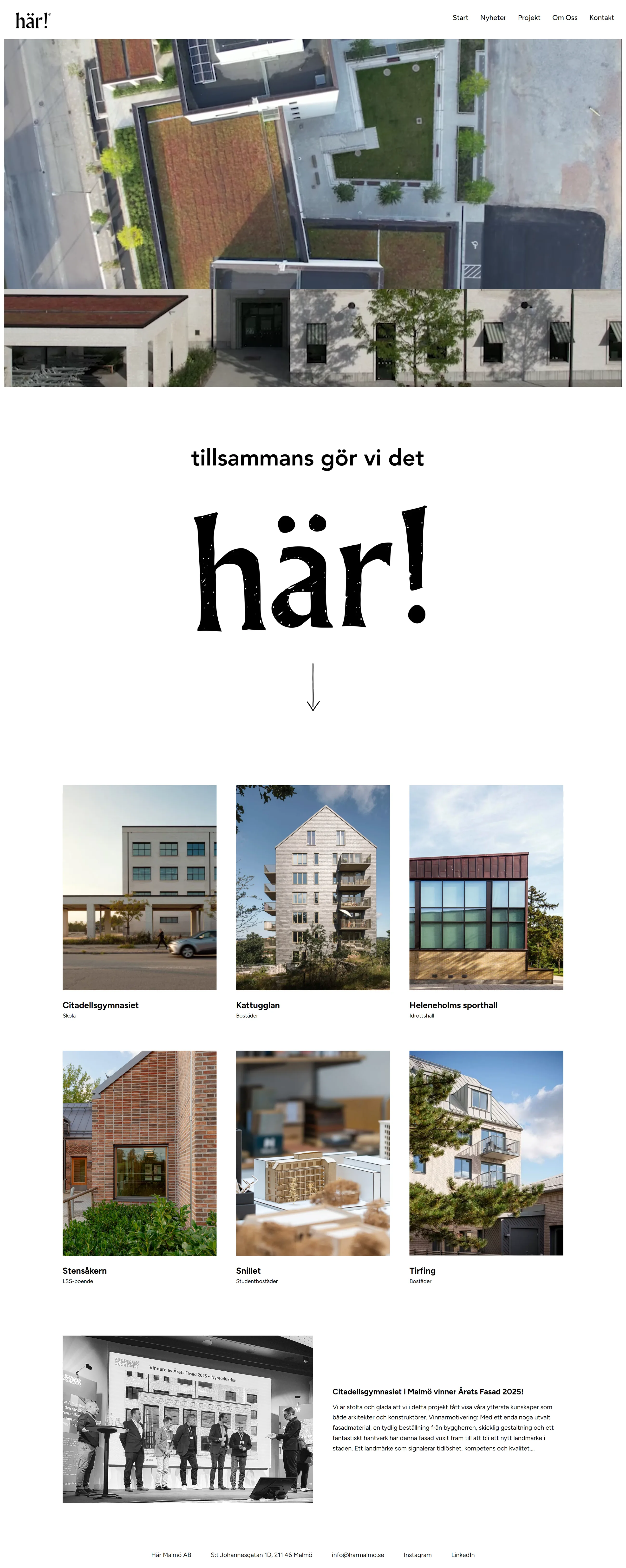 Hela startsidan i en lång skärmdump: en flygbild över ett kvarter med gröna tak, logotypen ”här!” och ett rutnät med projektbilder
