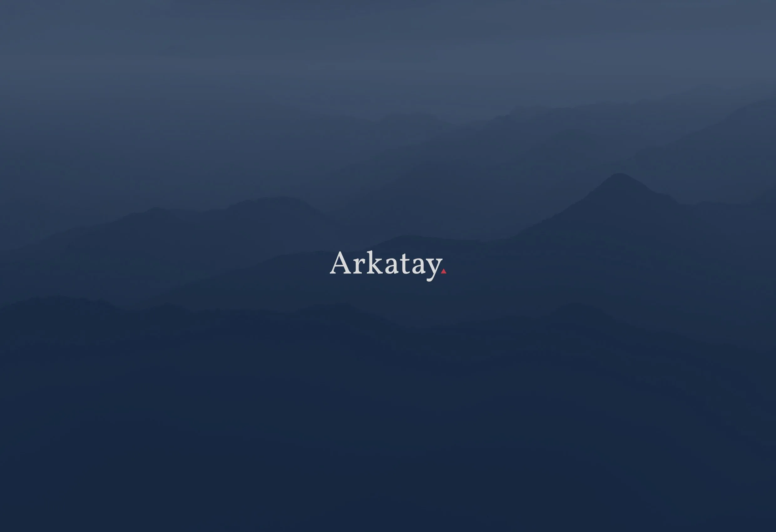 Arkatays logotyp, ordet ”Arkatay”, mot en mörkblå bergsbild