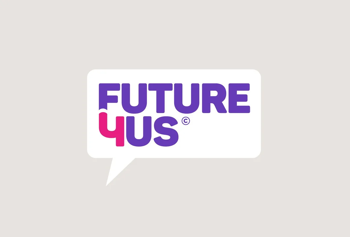 Future4Us logotyp i liten storlek på ljusgrå botten