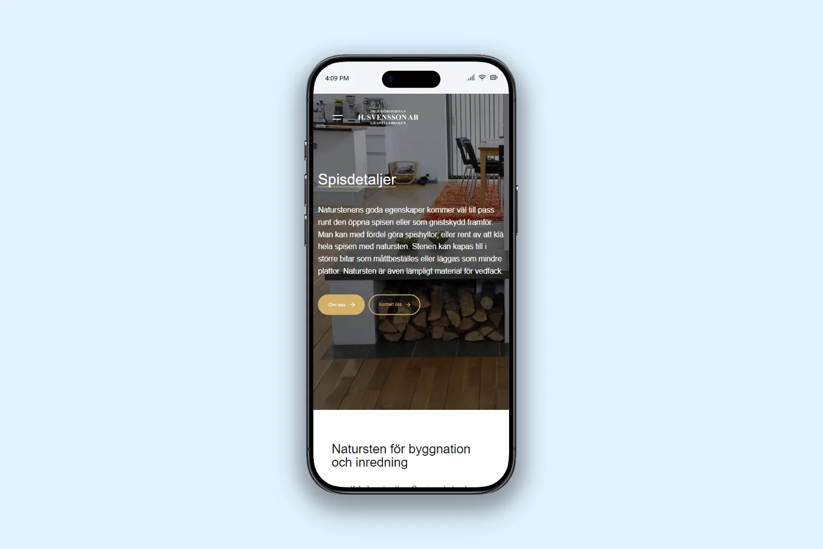 Startsidan på en mobil mot ljusblå bakgrund: rubriken ”Spisdetaljer” och längst ner texten ”Naturstenen för byggnation och inredning”