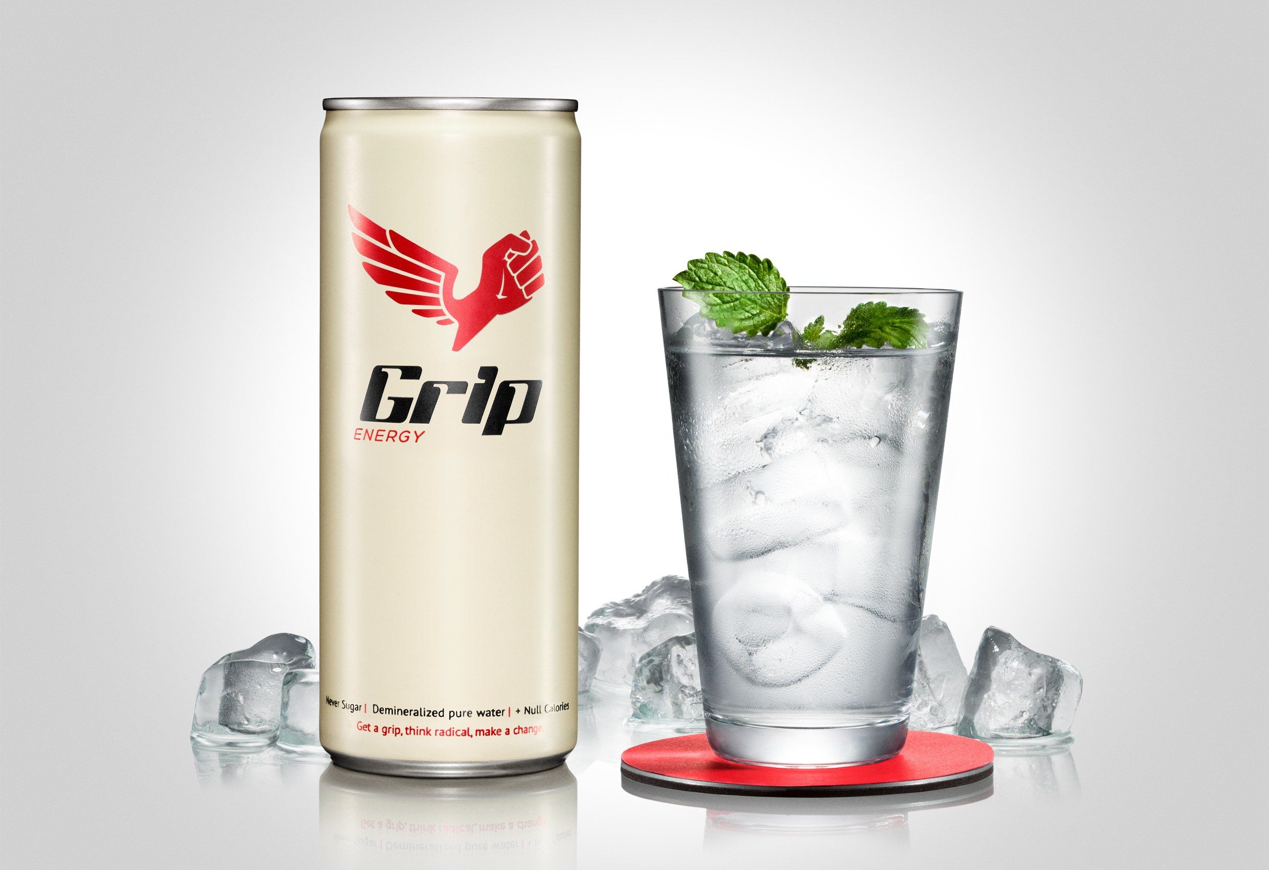 En dryckesburk med Grips logotyp bredvid ett glas med is och mynta