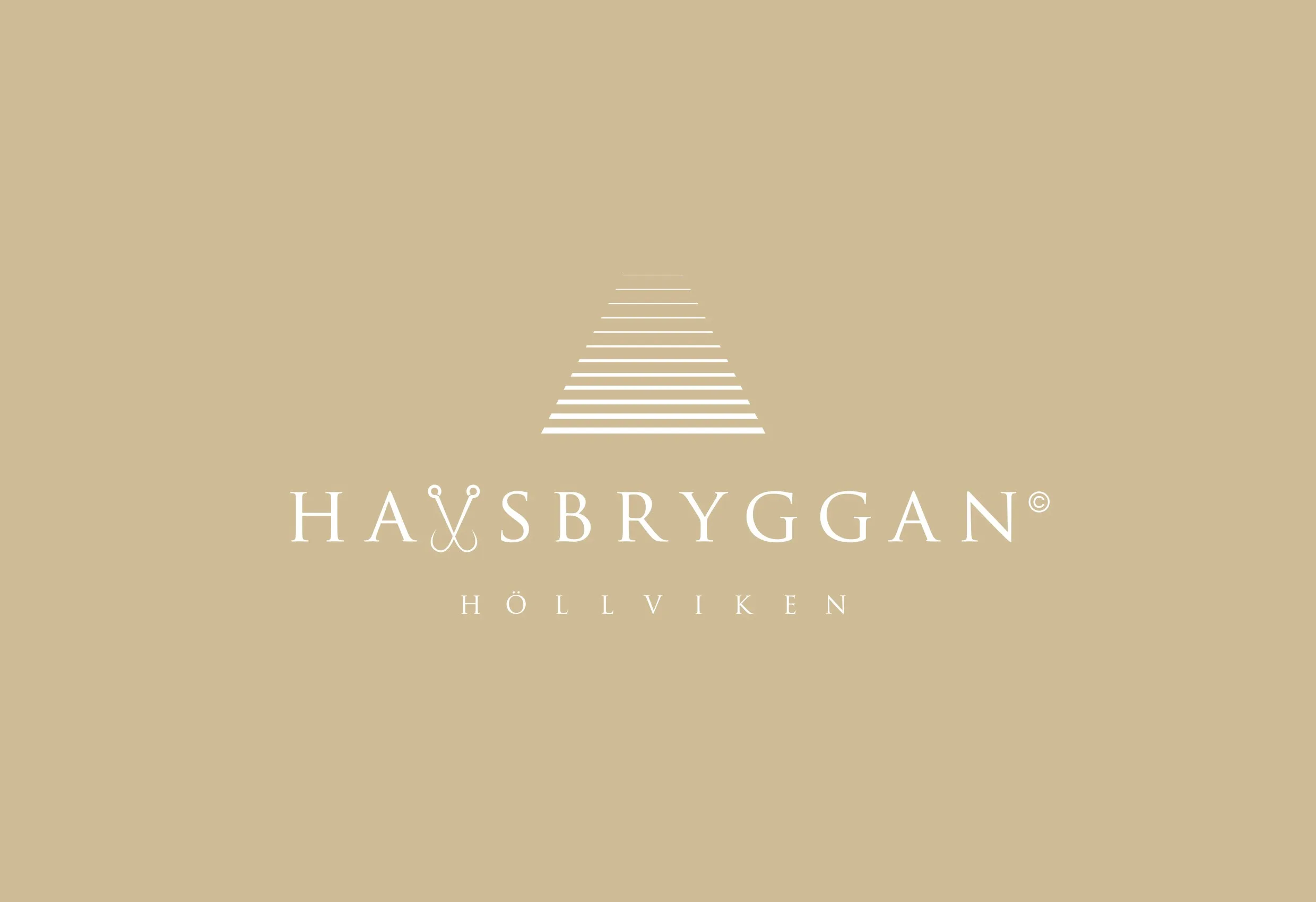 Havsbryggans logotyp i vitt på sandfärgad bakgrund