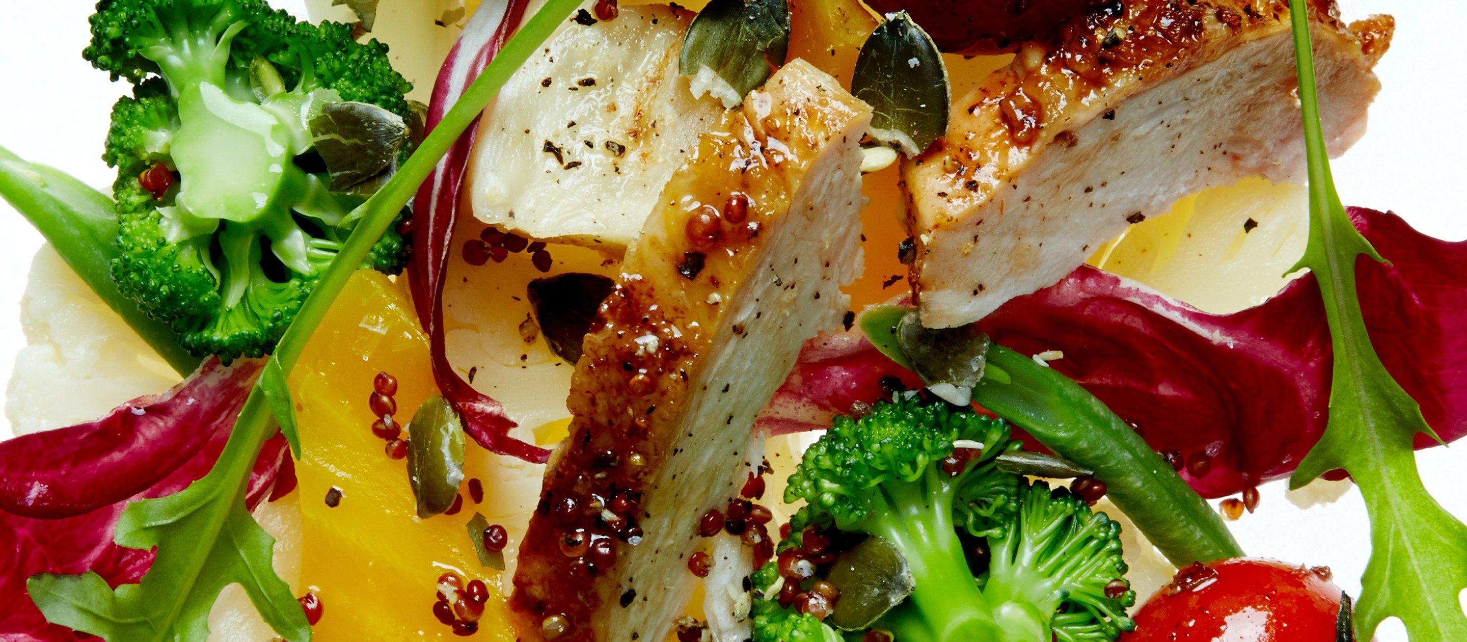 Sallad med kyckling och broccoli i närbild