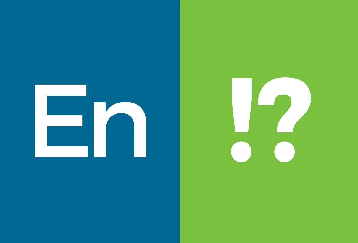 Typografiprov: bokstäverna ”En” i vitt på blått och ”!?” i vitt på grönt