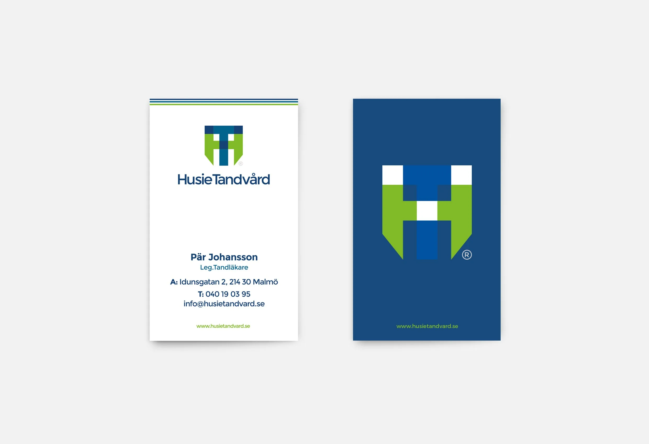 Två visitkort med Husie Tandvårds logotyp, ett vitt och ett blått med ett grönt H