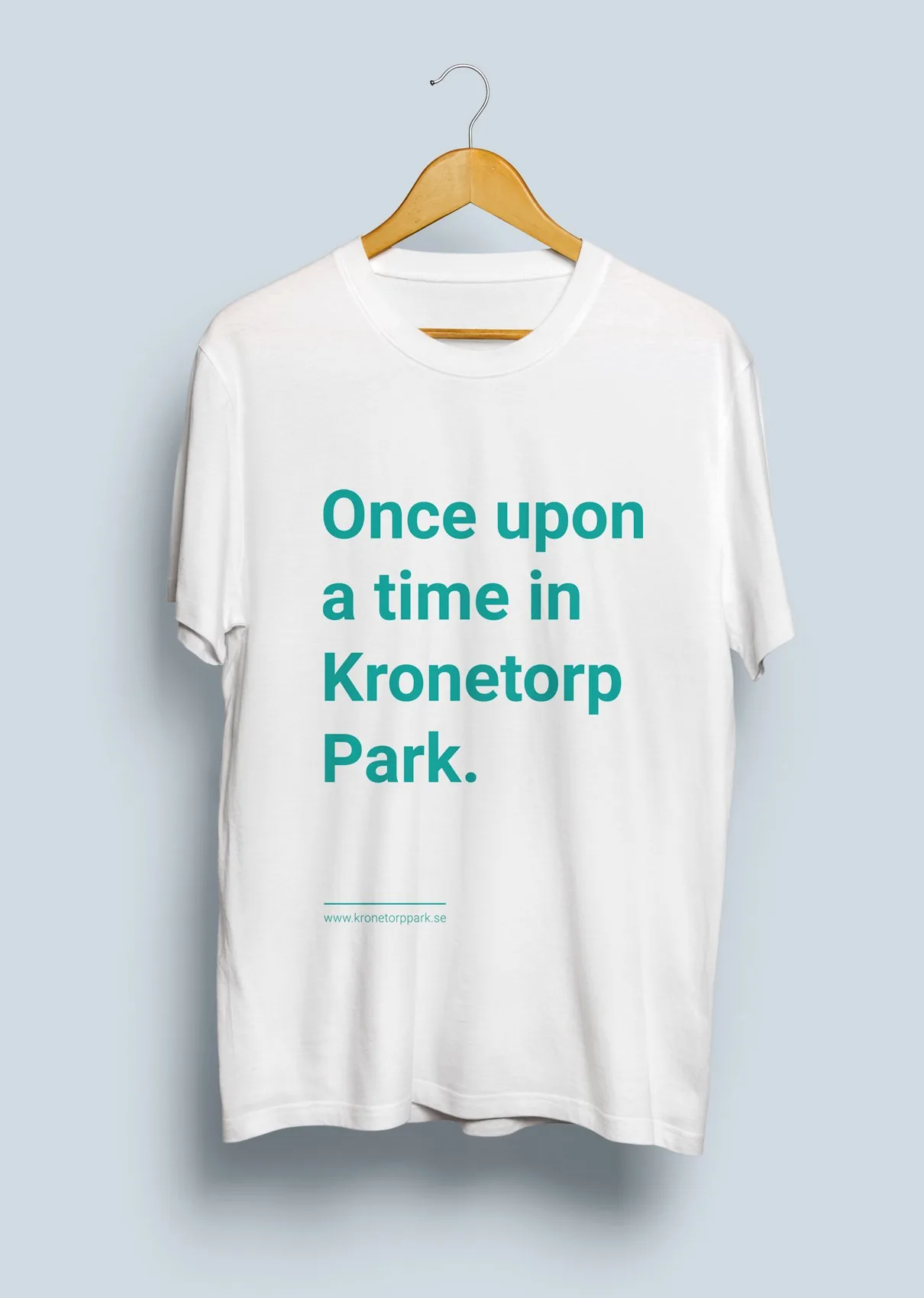 En vit t-shirt på en galge med texten ”Once upon a time in Kronetorp Park.”