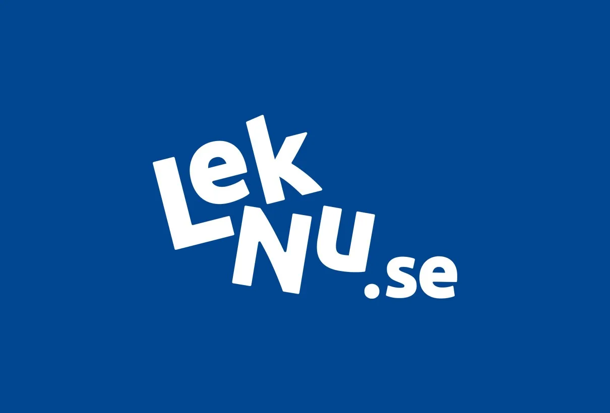 Lek Nus logotyp i vitt på blå botten