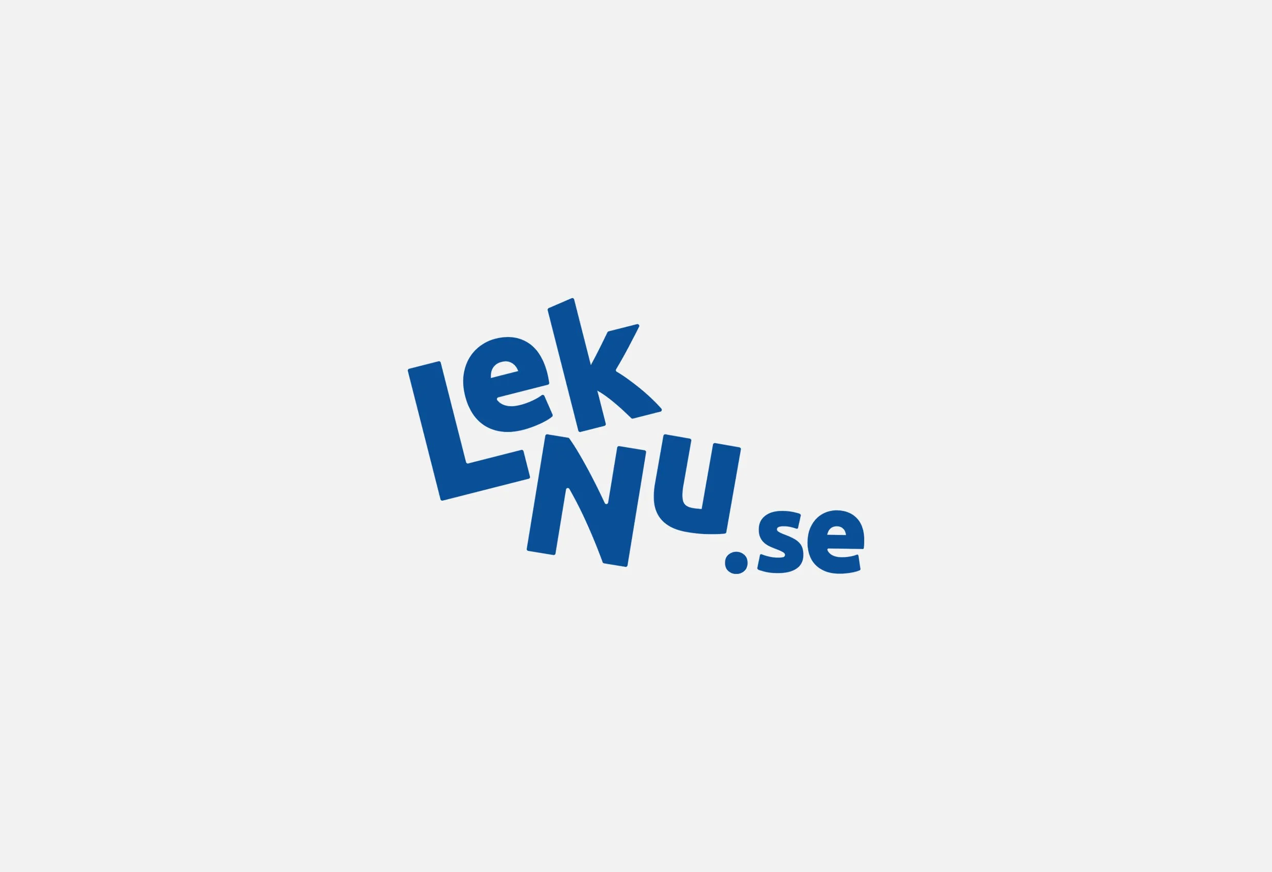 Lek Nus logotyp, texten ”LekNu.se” i blått, på ljusgrå botten