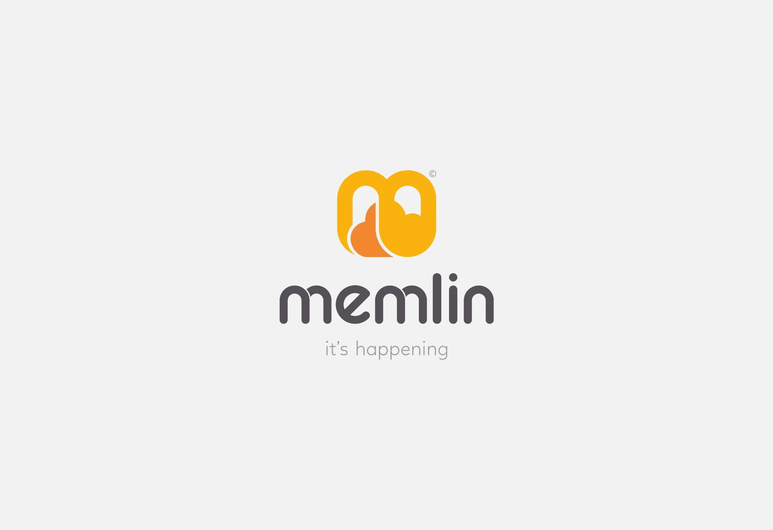 Memlins logotyp, en gul och orange symbol över ordet ”memlin” och ”it’s happening”, på ljusgrå botten