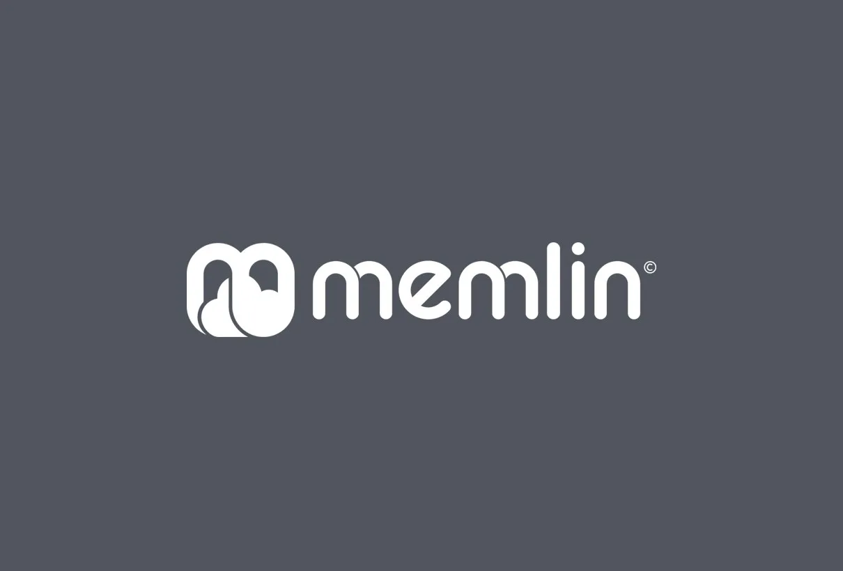 Memlins logotyp i vitt på mörkgrå botten