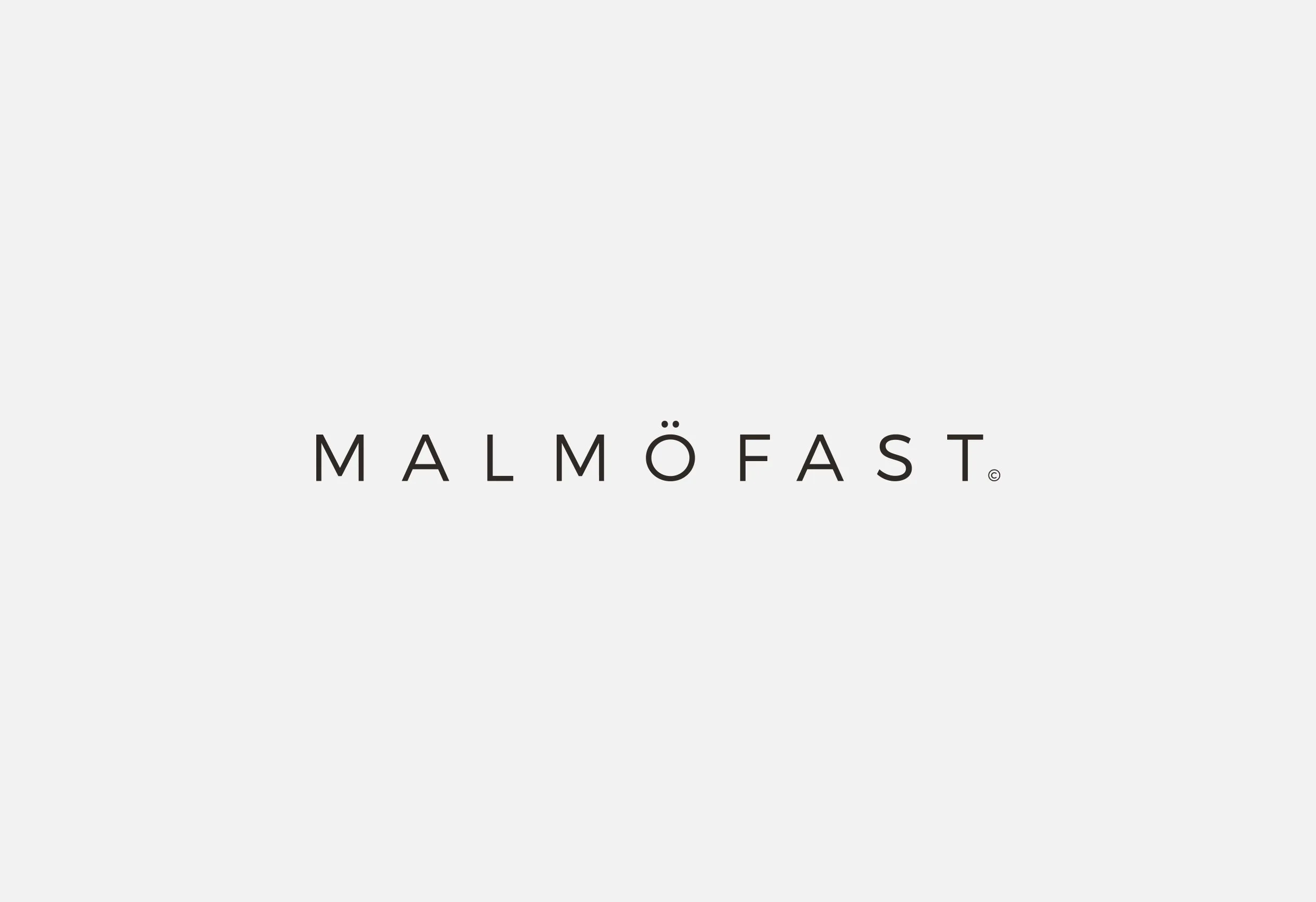 Malmö Fasts logotyp, ordet ”Malmöfast” i spärrad stil, på ljusgrå botten
