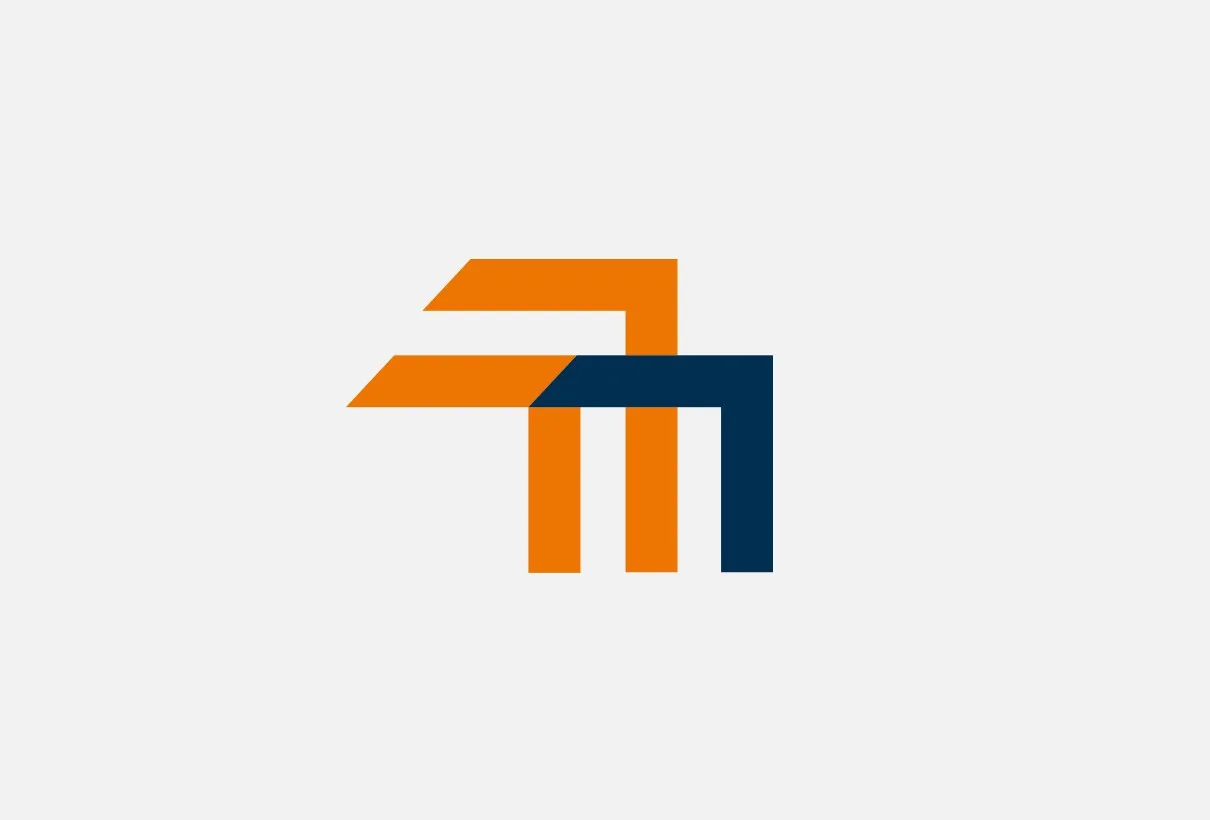 Mogrens symbol, tre vinklade former i orange och mörkblått, på ljusgrå botten