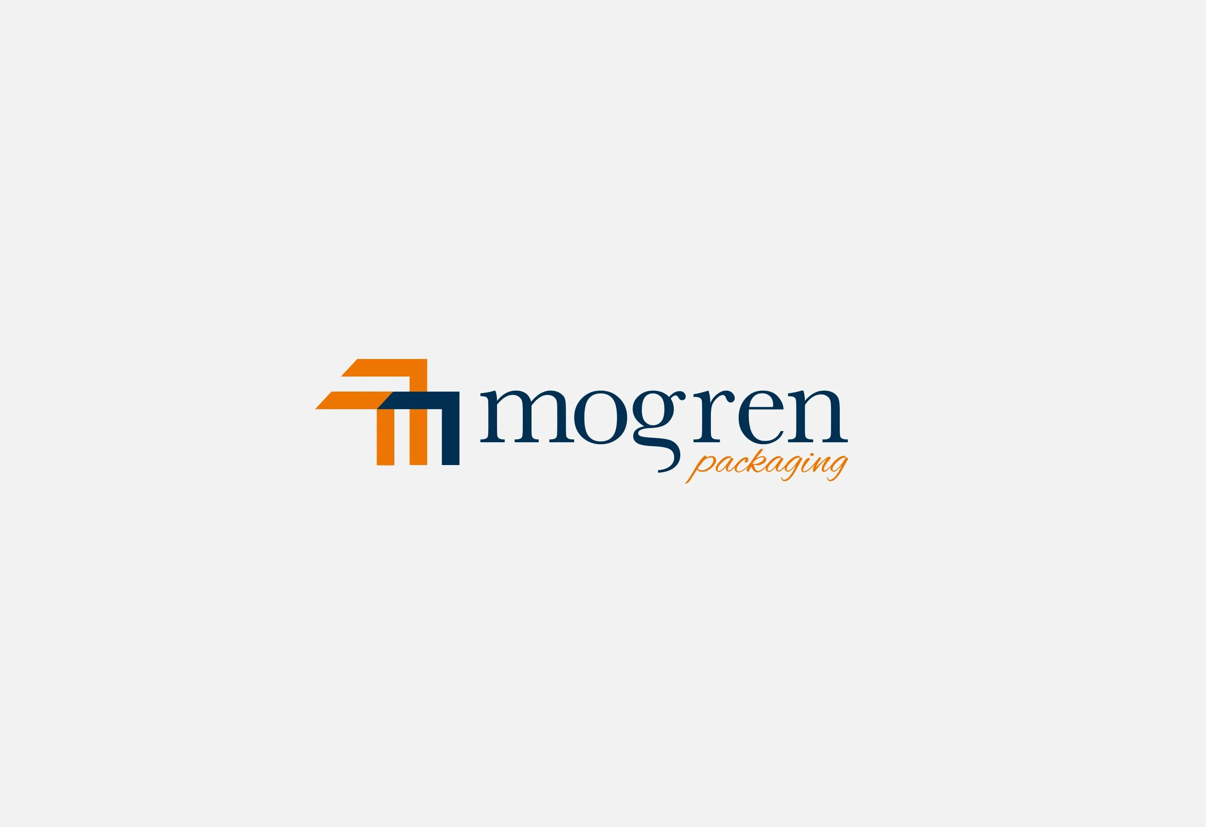 Mogrens logotyp, symbolen före ordet ”mogren” och ”packaging”, på ljusgrå botten
