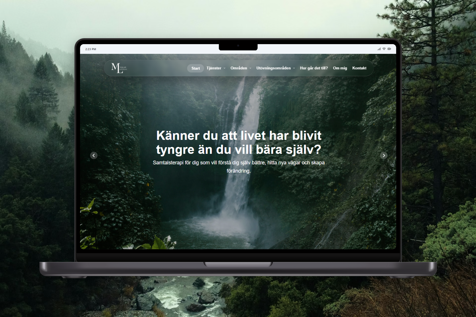ML Terapis hemsida på en bärbar dator, med en skogsmiljö och ett vattenfall som bakgrund