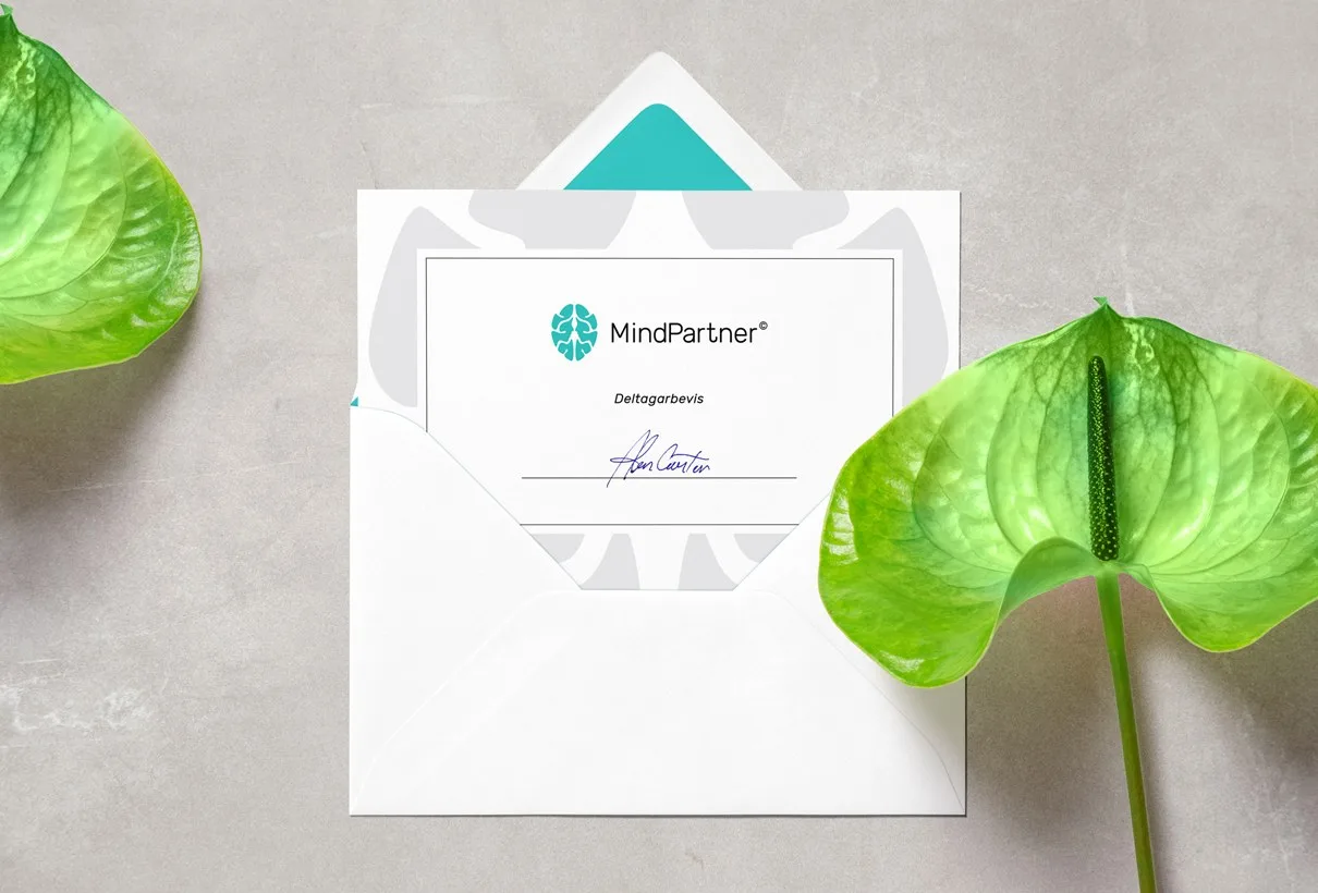 Ett intyg i ett kuvert med MindPartners logotyp, bredvid ett grönt blad