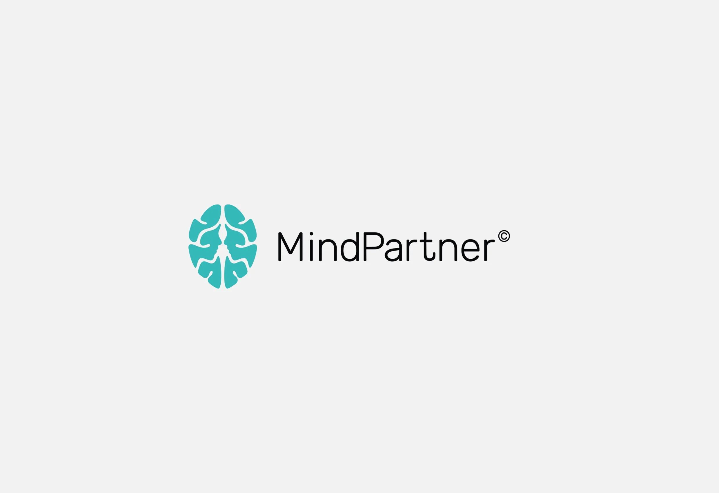 MindPartners logotyp, en turkos hjärna bredvid ordet ”MindPartner”, på ljusgrå botten