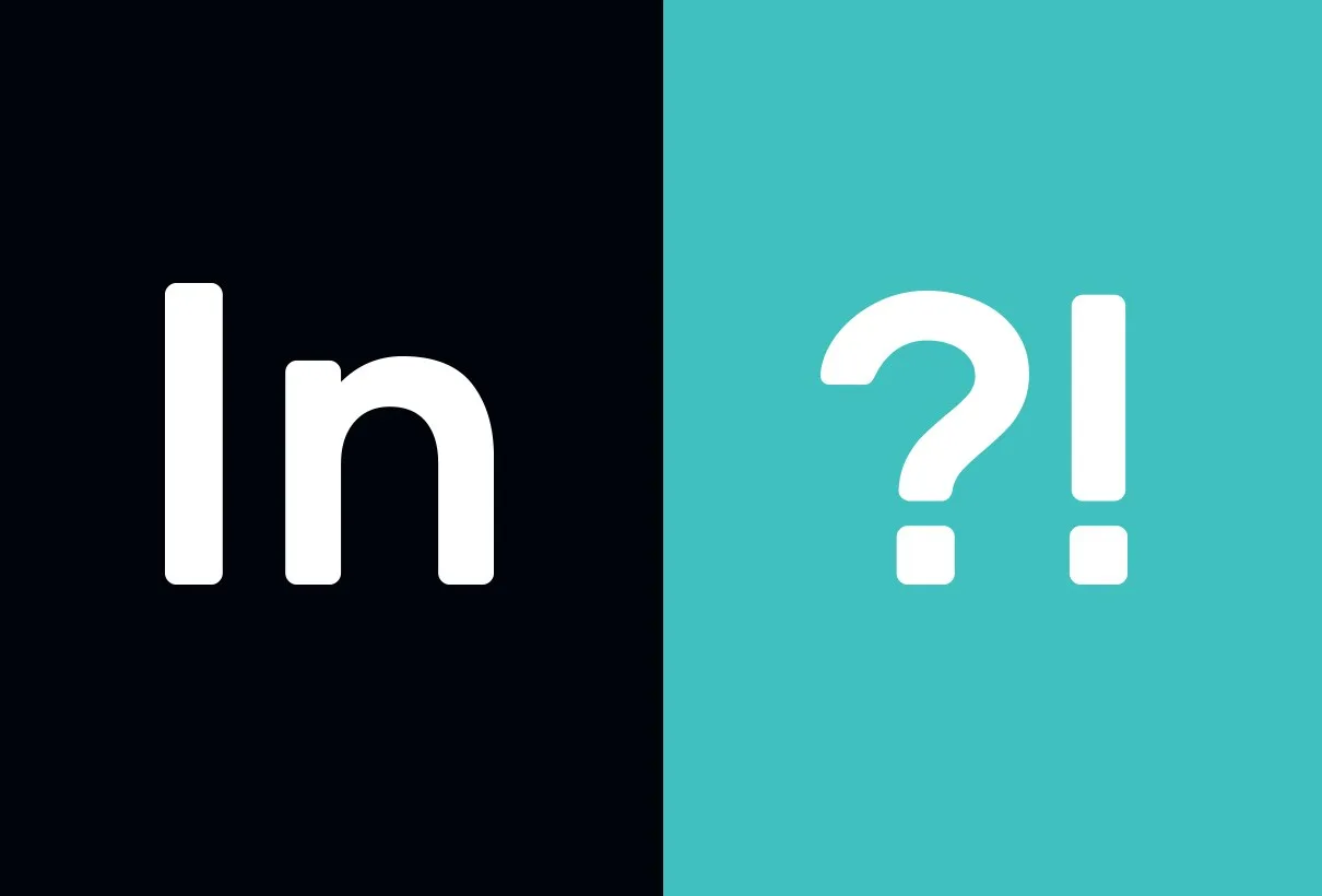 Typografiprov: bokstäverna ”In” i vitt på svart och ”?!” i vitt på turkos