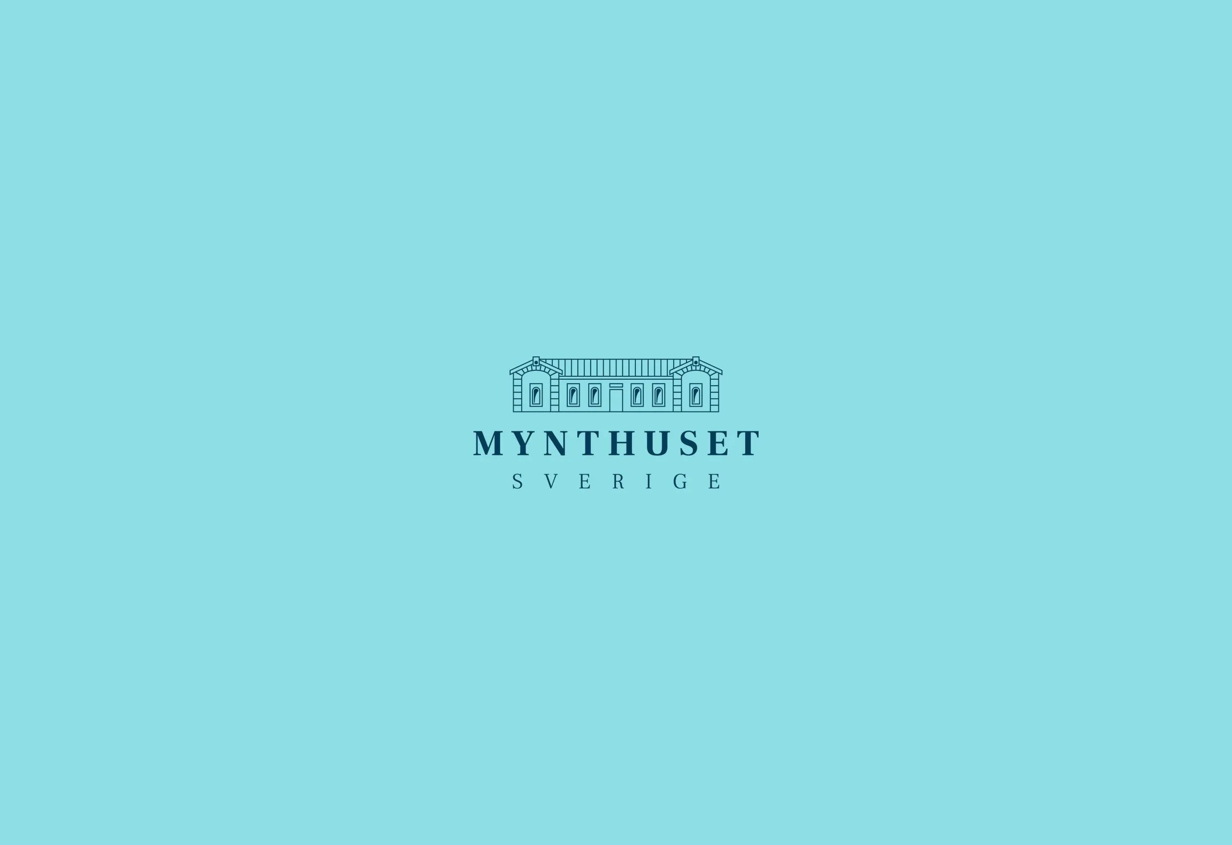 Mynthusets logotyp, en byggnad över texten ”Mynthuset Sverige”, på ljusblå botten