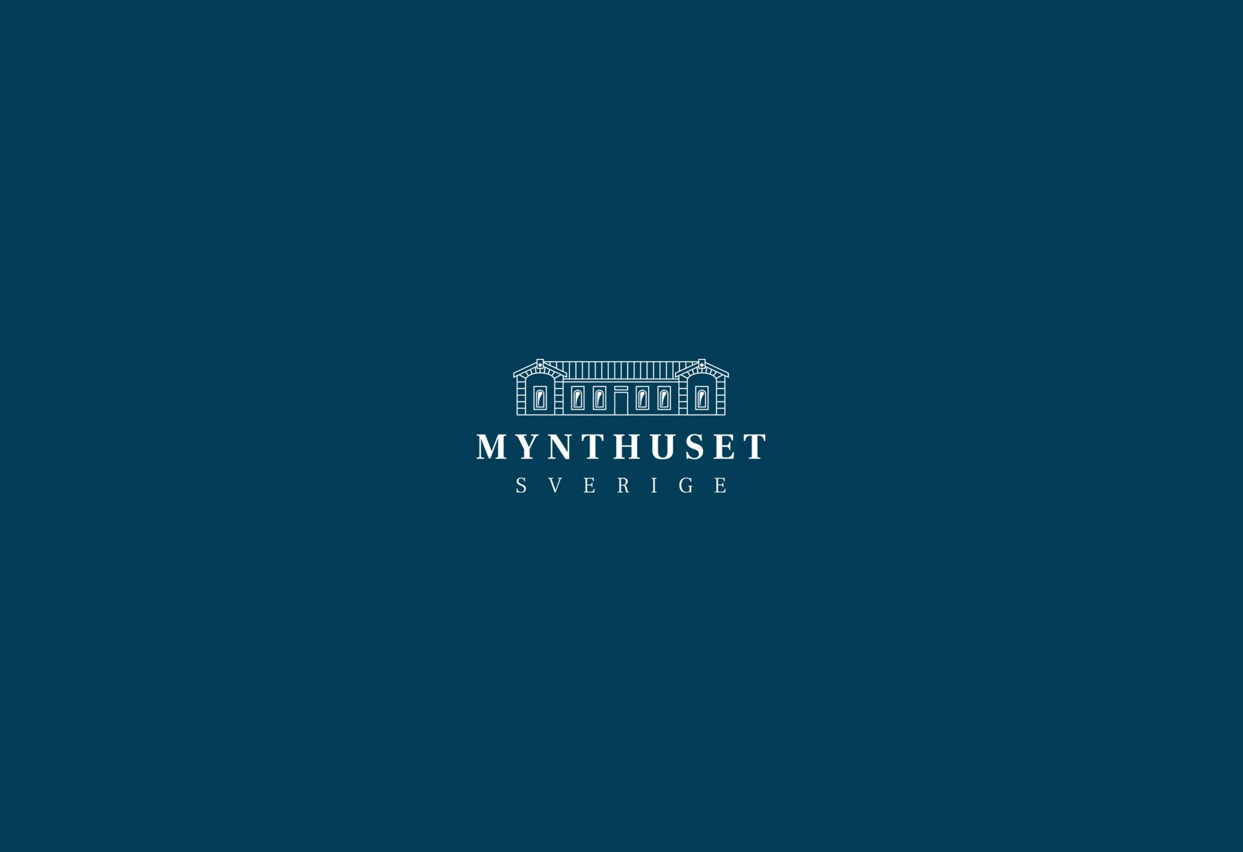 Mynthusets logotyp i ljust på mörkblå botten