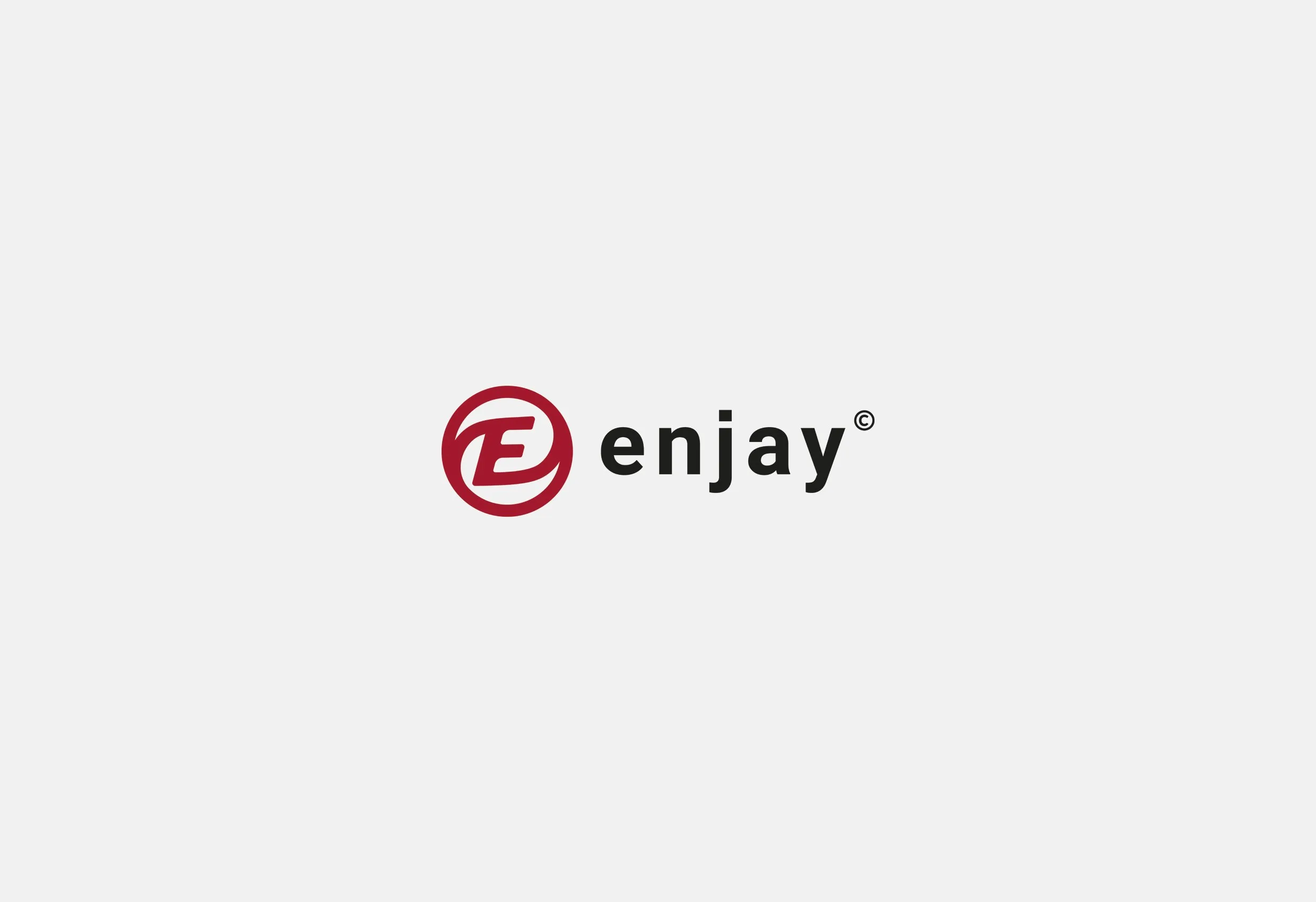 Enjays logotyp, en röd cirkel med ett e bredvid ordet ”enjay”, på ljusgrå botten