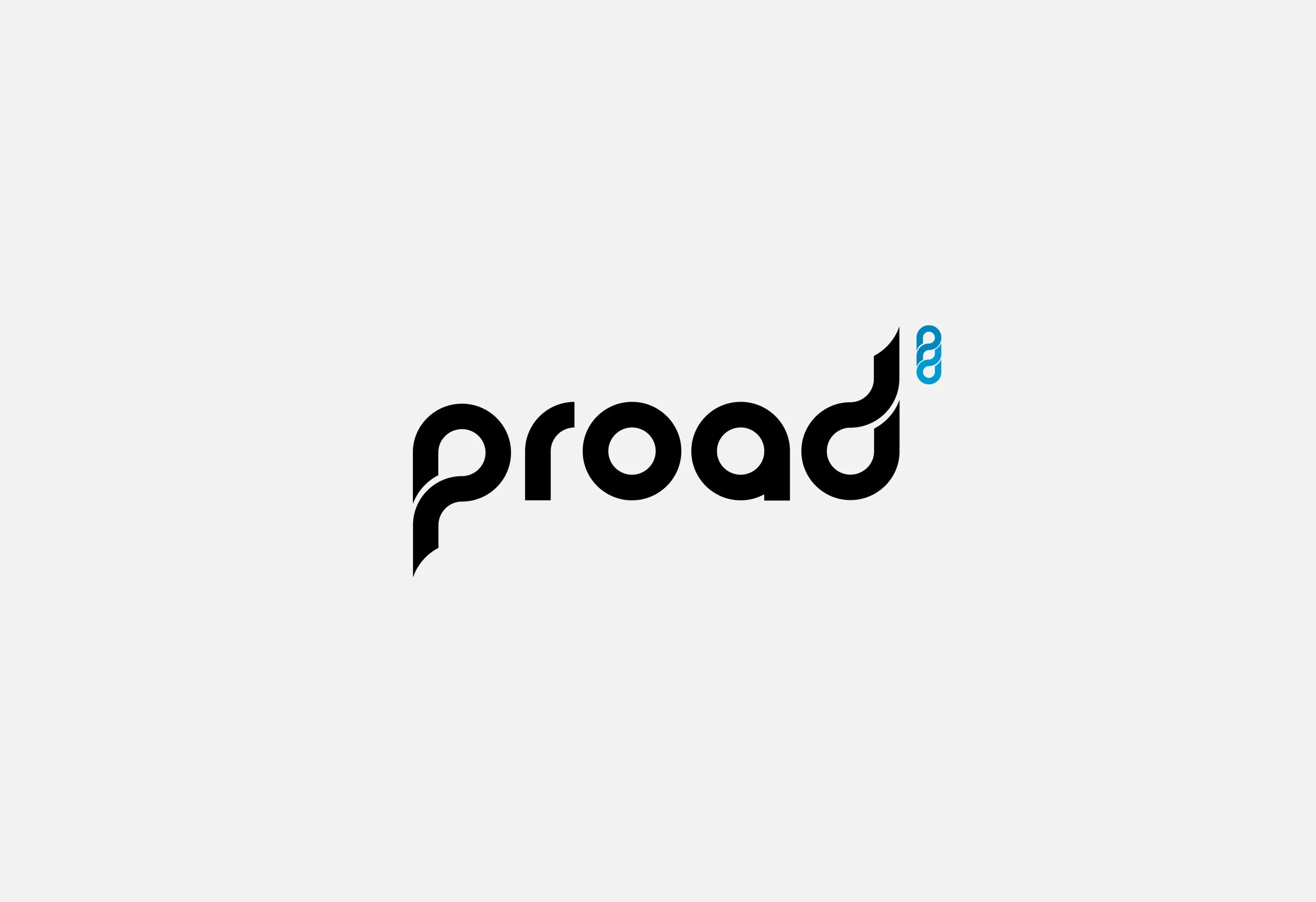 Proads logotyp, ordet ”proad” i svart med en kedjesymbol i blått, på ljusgrå bakgrund