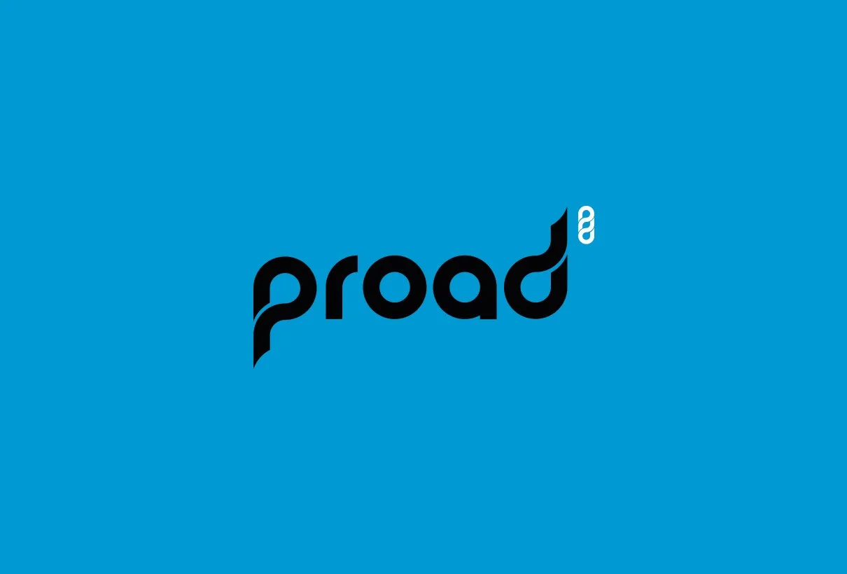 Proads logotyp i svart på blå botten