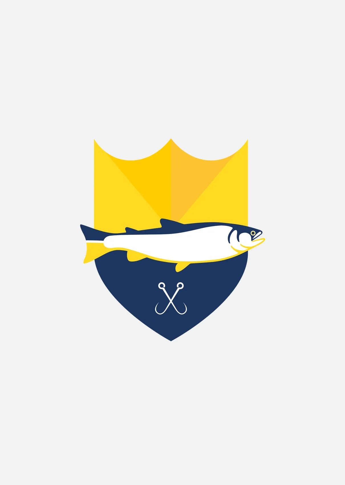 Relax Fishings symbol: en blå sköld med en fisk och två korslagda fiskekrokar under en gul krona