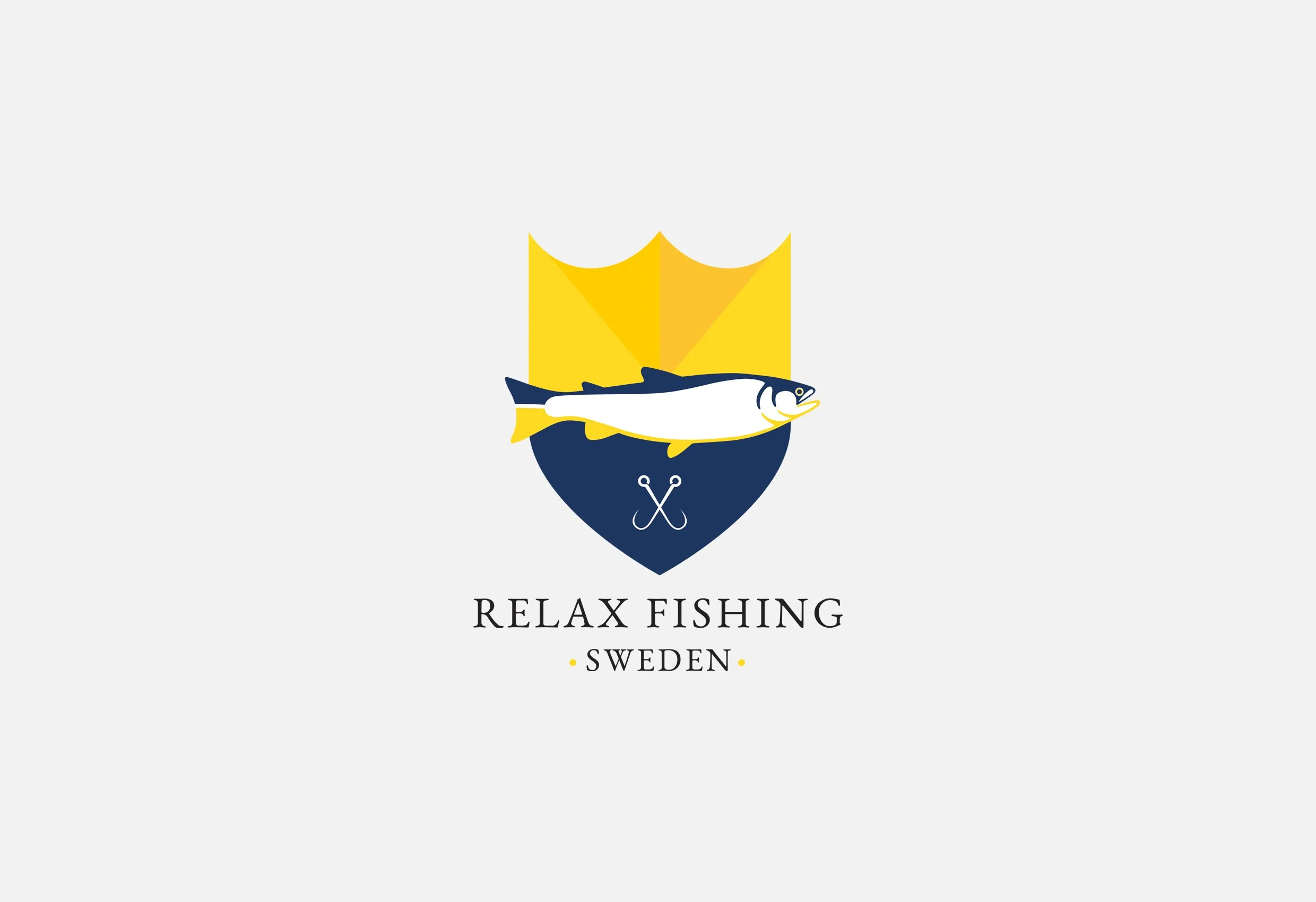 Relax Fishings logotyp: en sköld med fisk och fiskekrokar under en gul krona, med texten ”Relax Fishing Sweden”