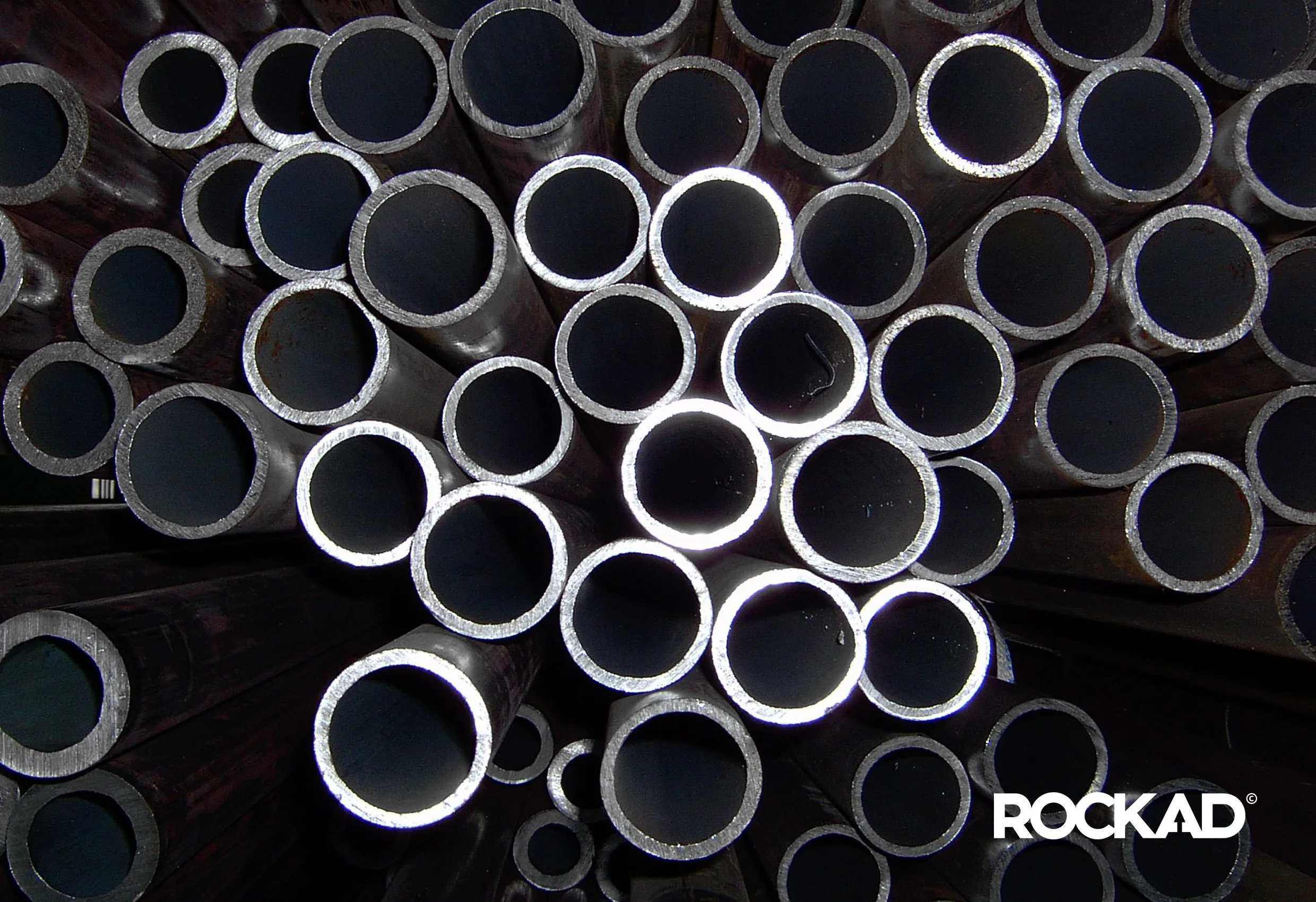 Metallrör sedda rakt framifrån, med Rockads logotyp nere till höger