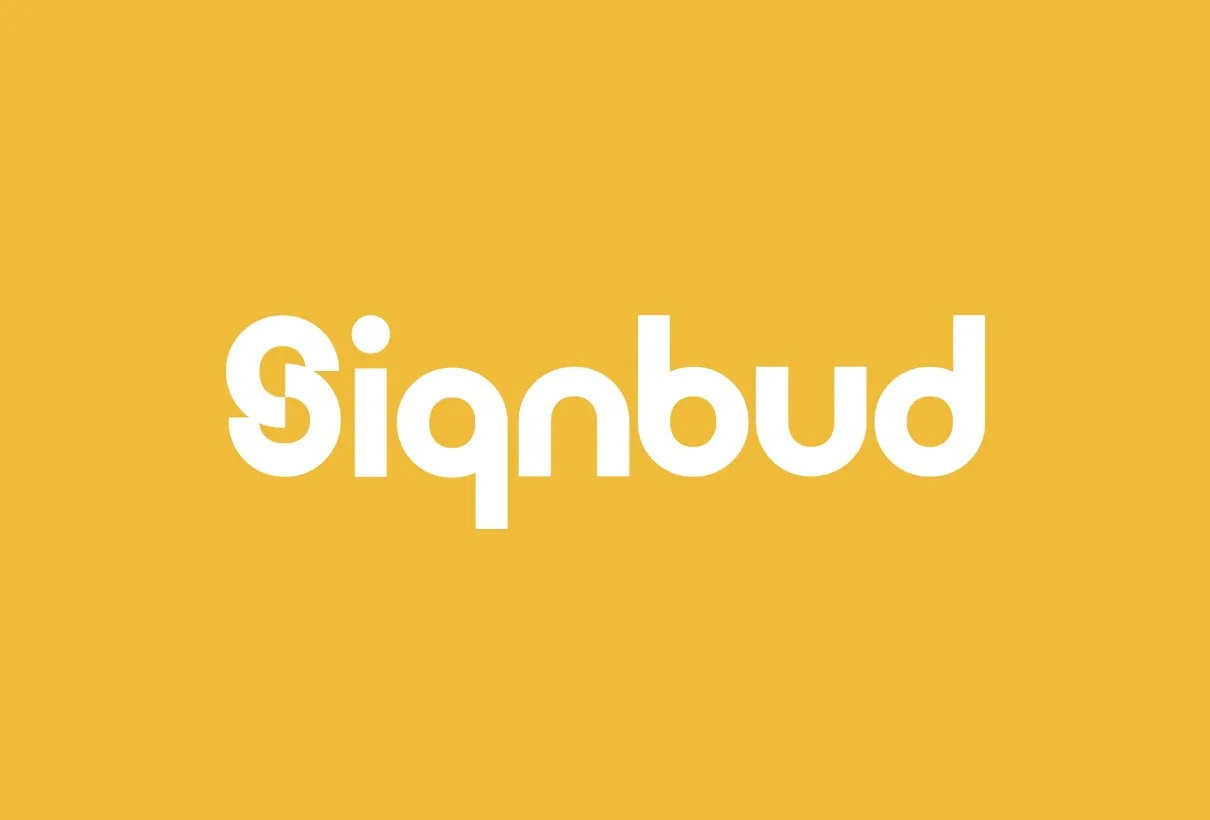 Signbuds logotyp i vitt på gul bakgrund