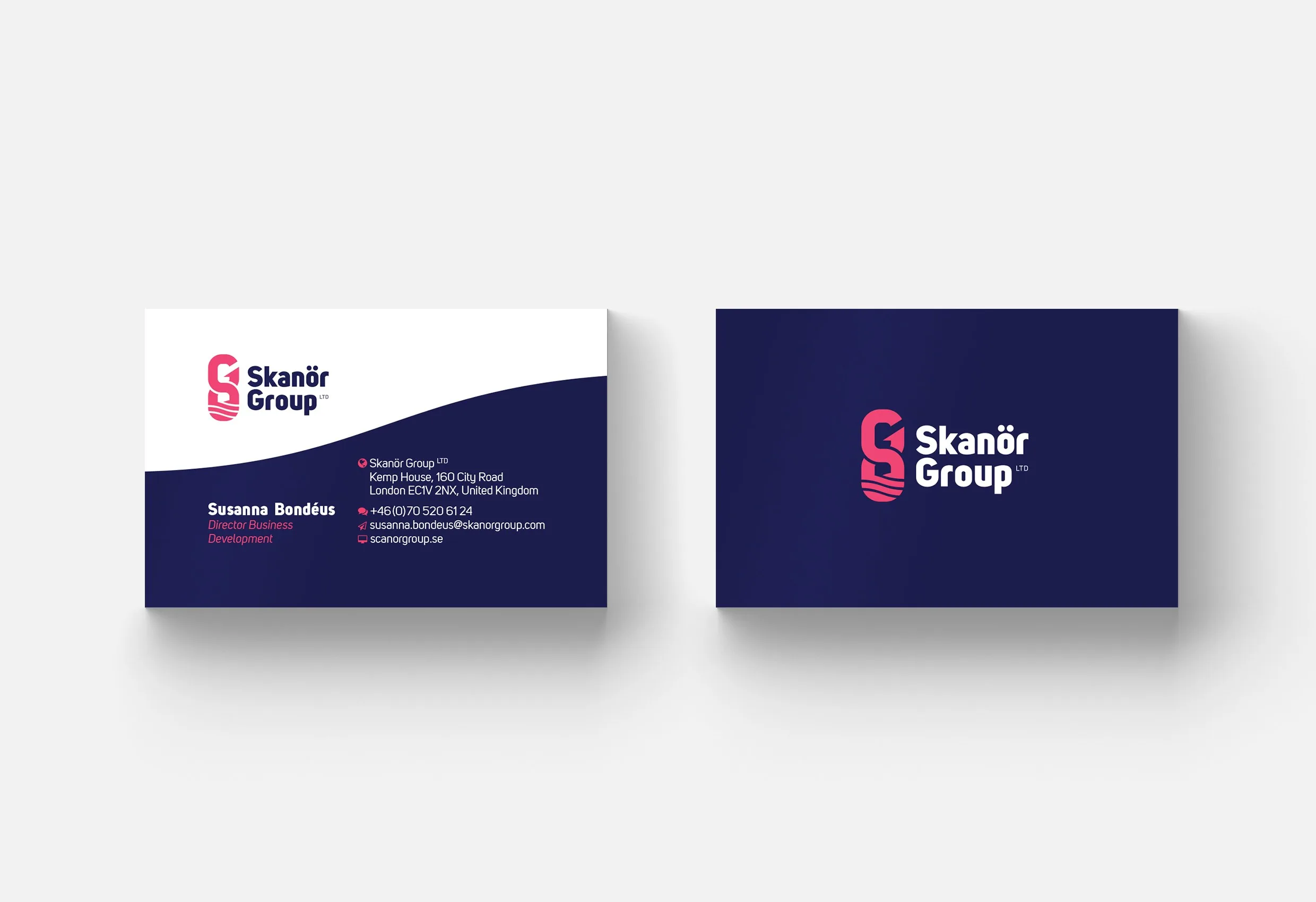 Två visitkort i mörkblått och vitt med Skanör Groups logotyp och en våglinje