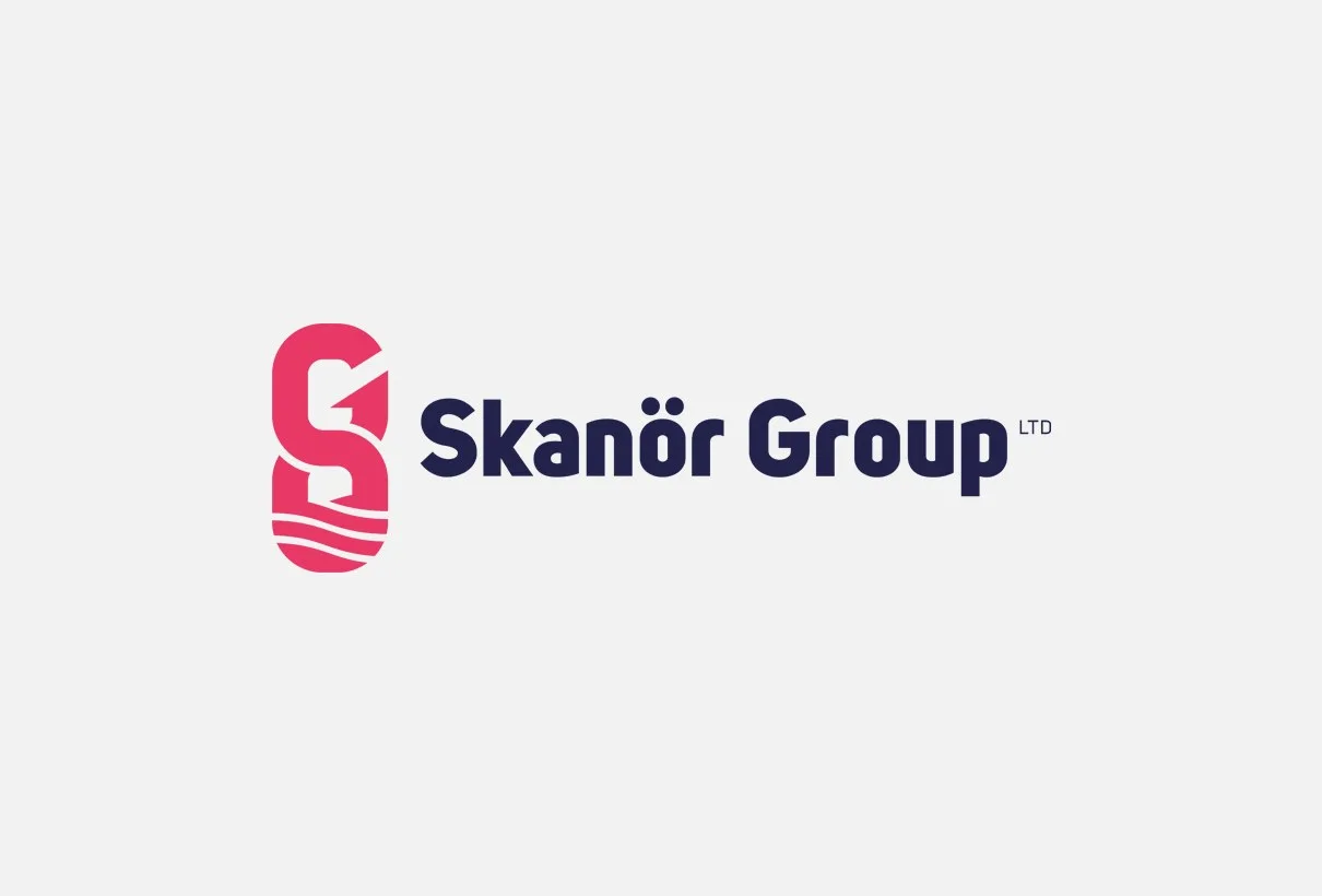 Skanör Groups logotyp i rosa och mörkblått på ljusgrå botten