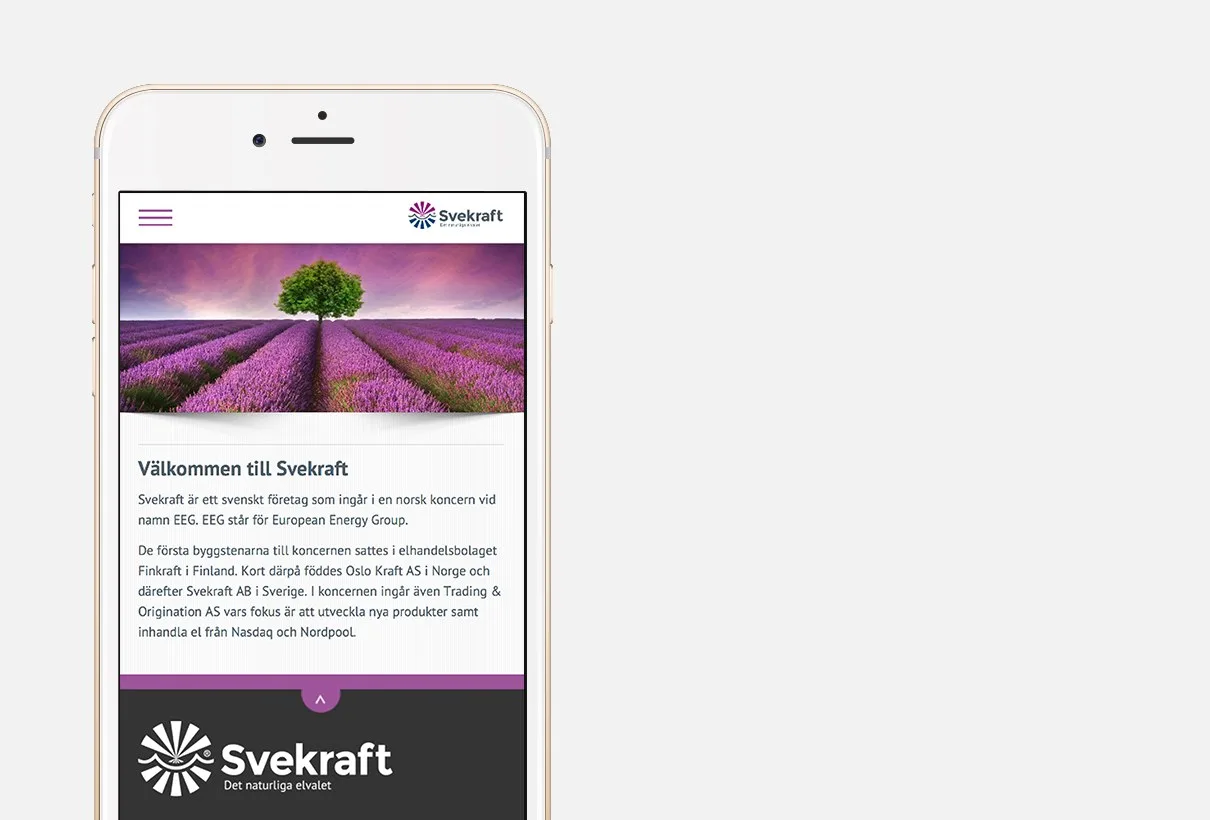 Webbplatsen på en mobil: en lavendelåker med ett träd och texten ”Välkommen till Svekraft”
