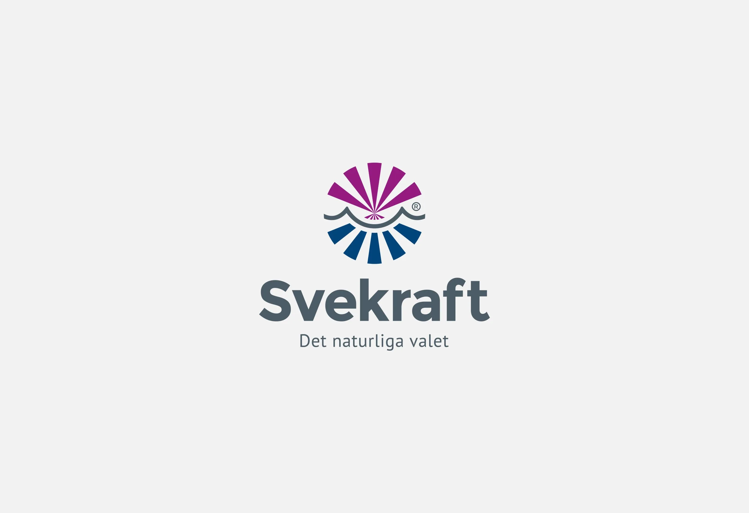 Svekrafts logotyp, en solformad symbol i lila och blått ovanför ordet ”Svekraft” och ”Det naturliga valet”