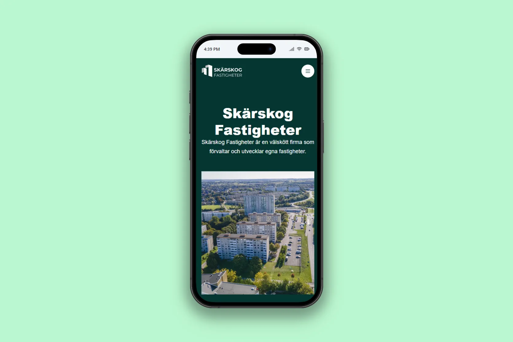Startsidan på en mobil mot ljusgrön bakgrund: texten ”Skärskog Fastigheter” över en bild av bostadshus