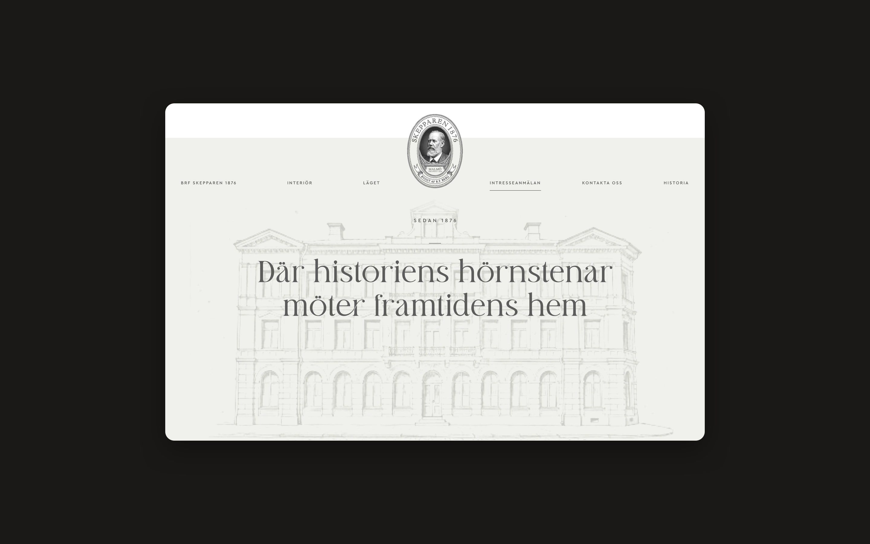 Första skärmen på Skepparen 1876:s webbplats, på mörk botten: husets emblem, menyn och rubriken ”Där historiens hörnstenar möter framtidens hem” över en tecknad fasad