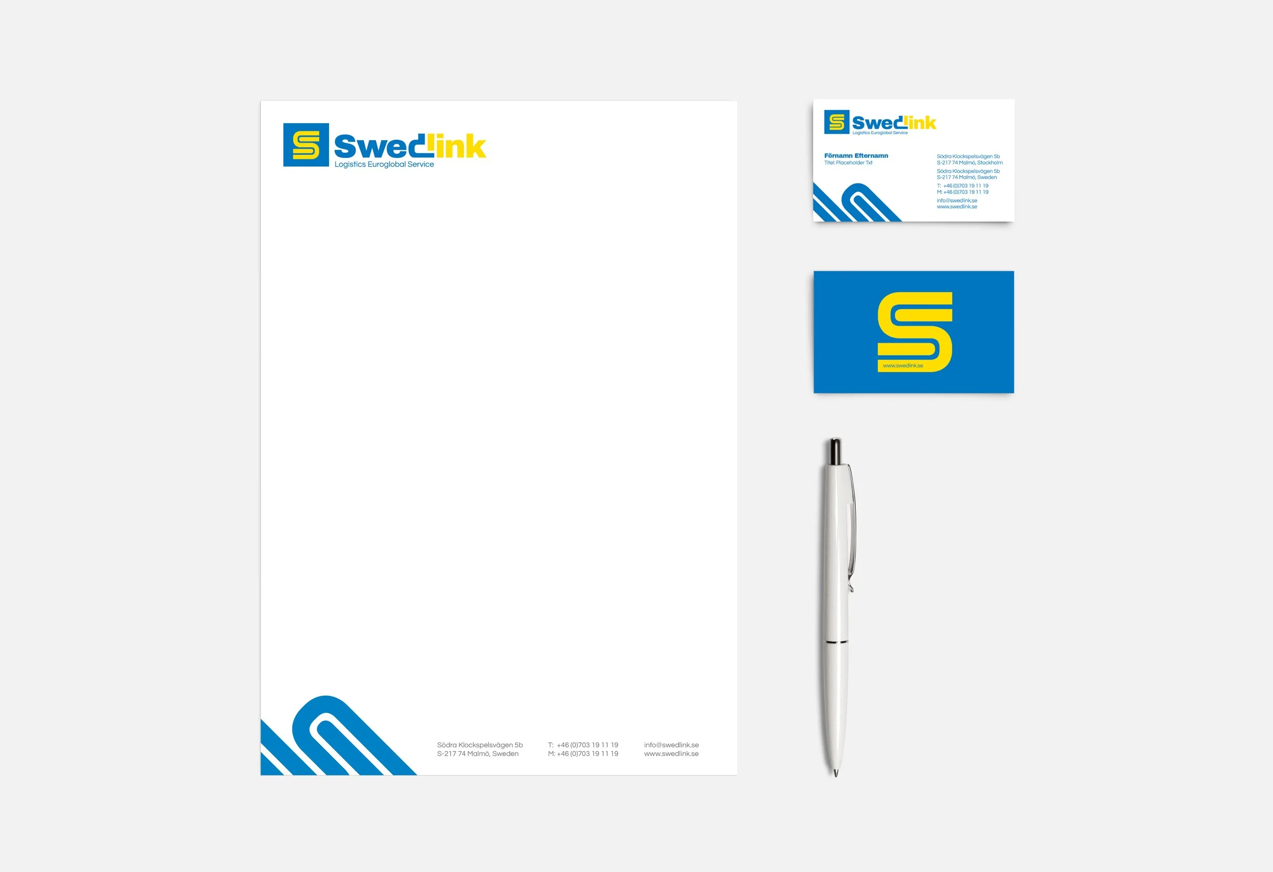 Brevpapper, två visitkort och en penna med Swedlinks logotyp i blått och gult