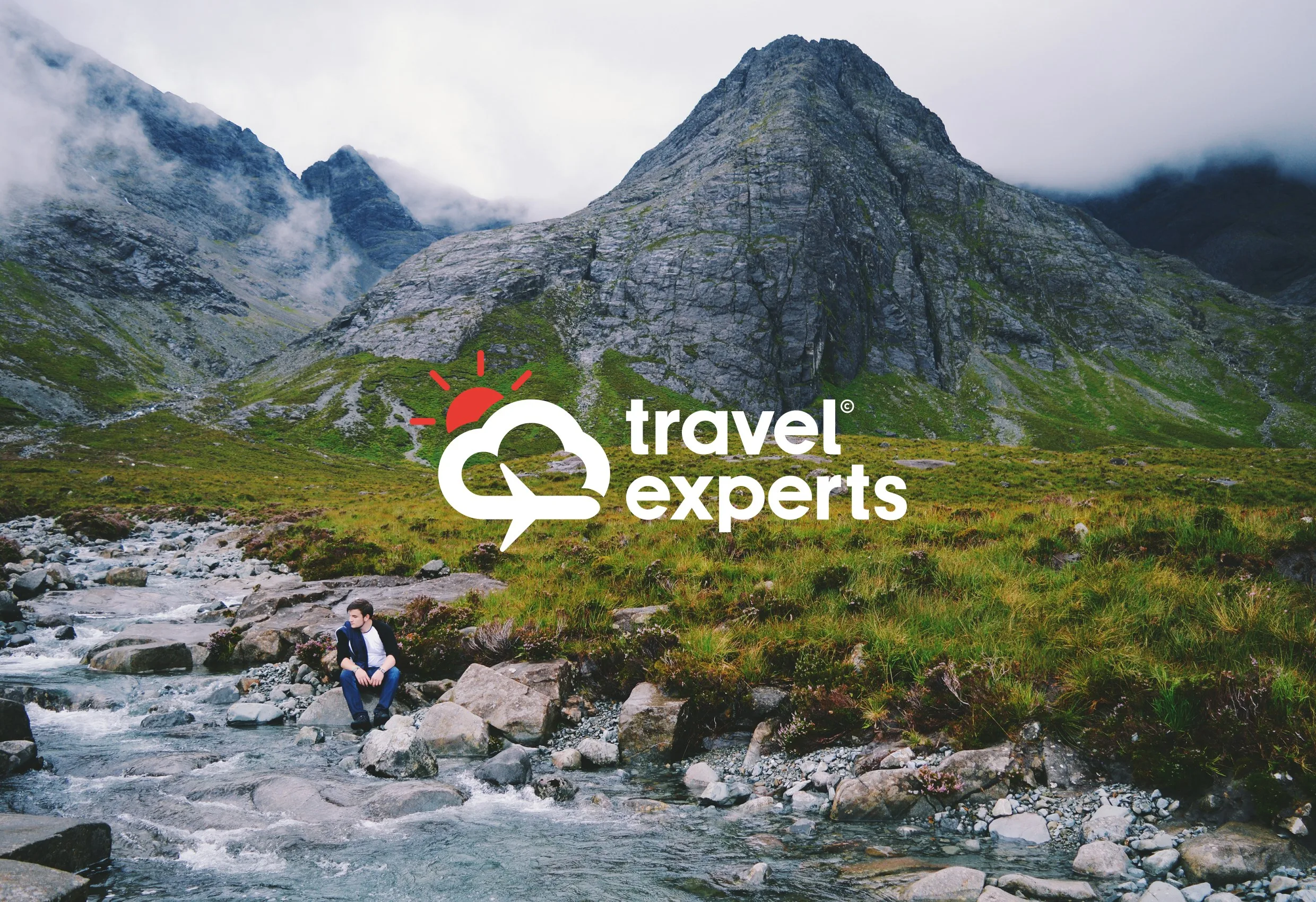 Ett bergslandskap med en å och en vandrare, med Travel Experts logotyp i mitten