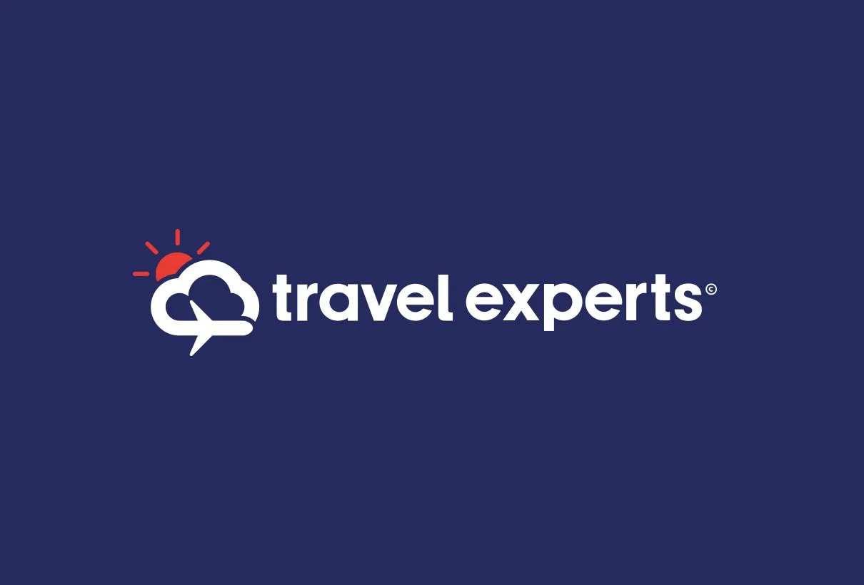 Travel Experts logotyp i vitt på mörkblå botten