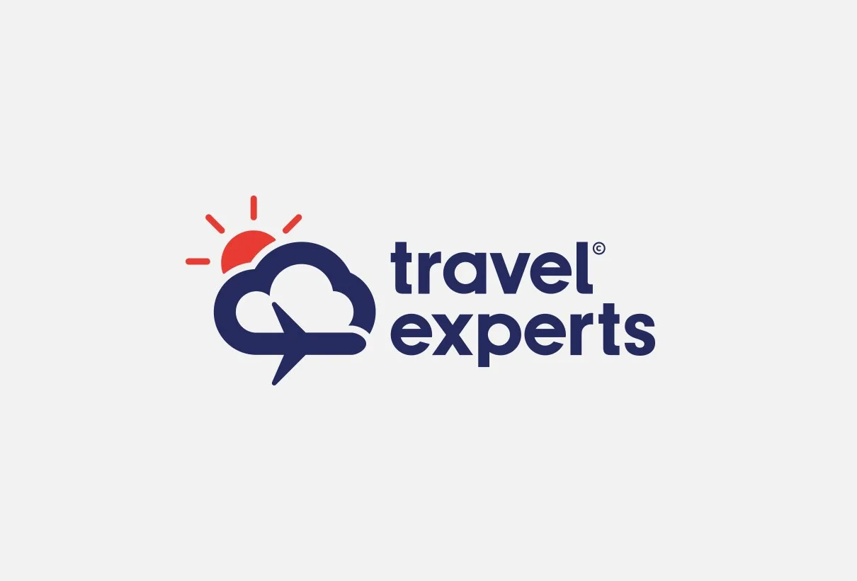 Travel Experts logotyp i mörkblått, rött och gult med en sol, ett moln och ett flygplan, på ljusgrå botten