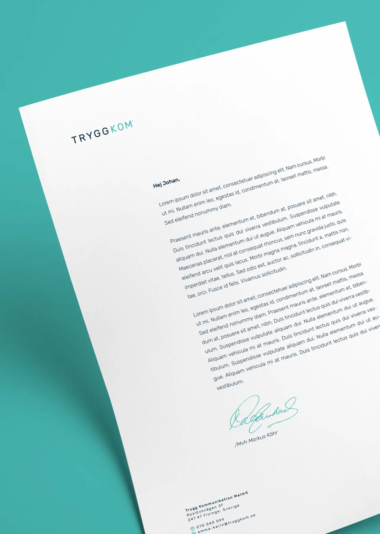 Brevpapper med logotypen Tryggkom, med turkos bakgrund i vänsterkanten