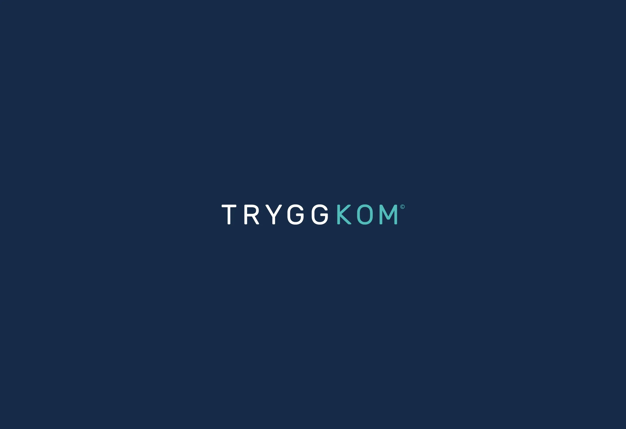 Trygg Kommunikations logotyp, ordet ”Tryggkom”, i vitt och turkost på mörkblå botten