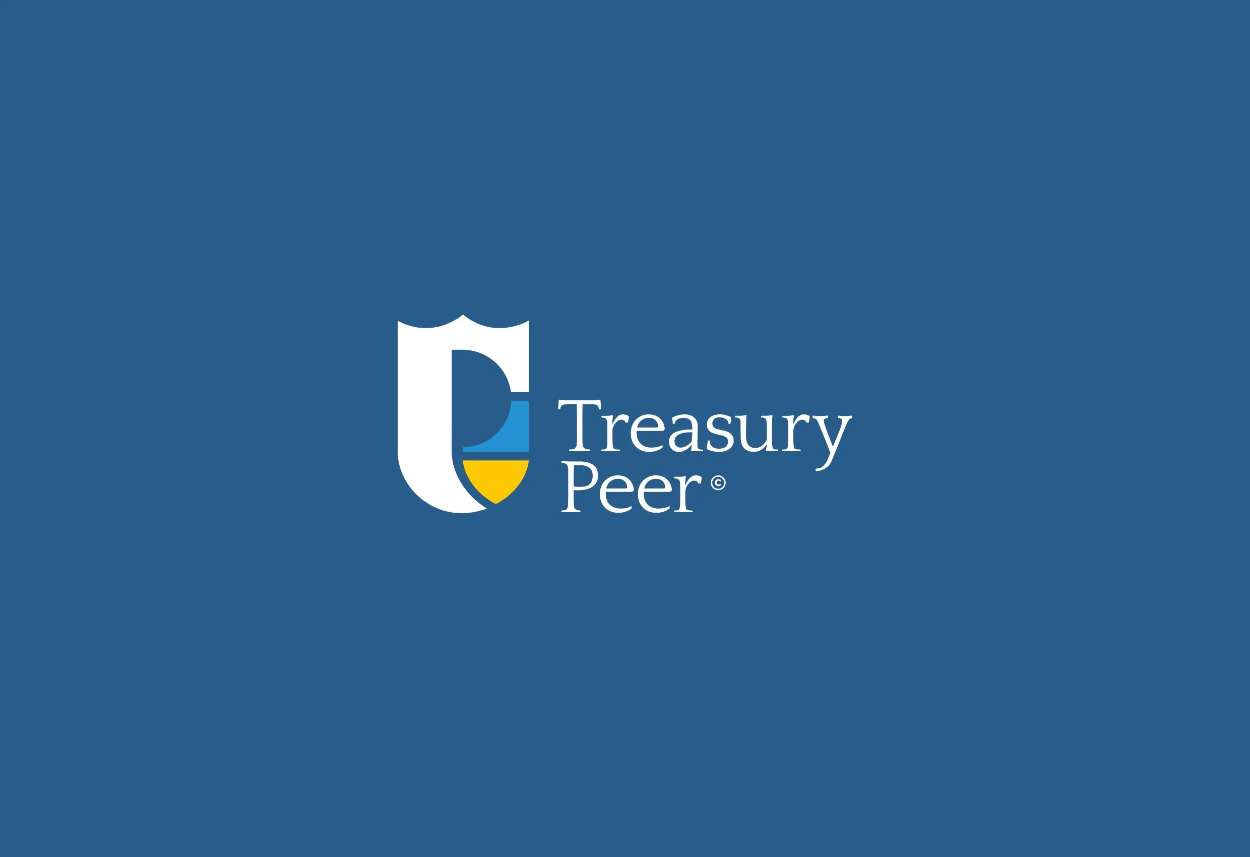 Treasury Peers logotyp, en sköld i blått, vitt och gult bredvid orden ”Treasury Peer”, på blå bakgrund