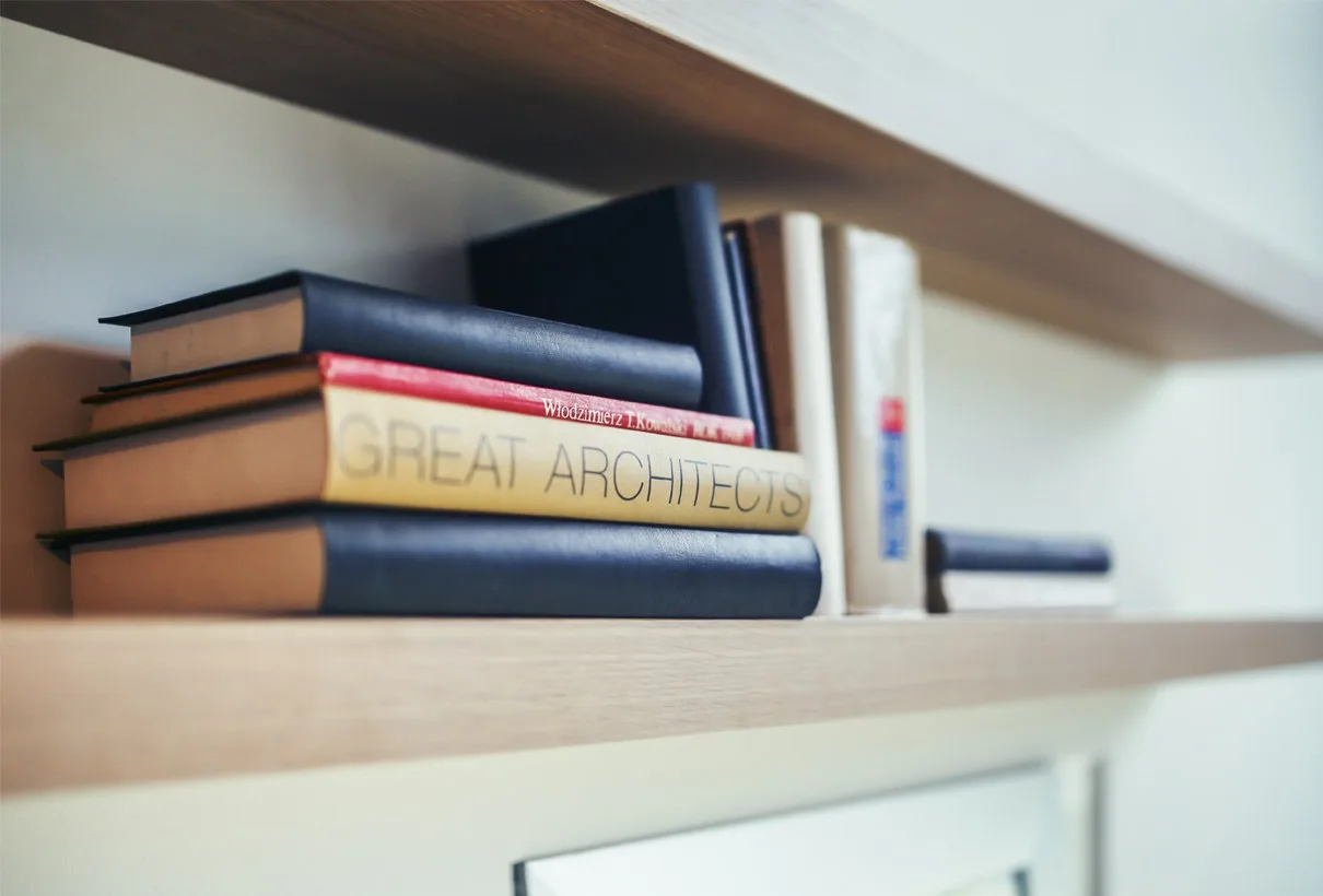 Böcker på en hylla, en av dem med titeln ”Great architects”