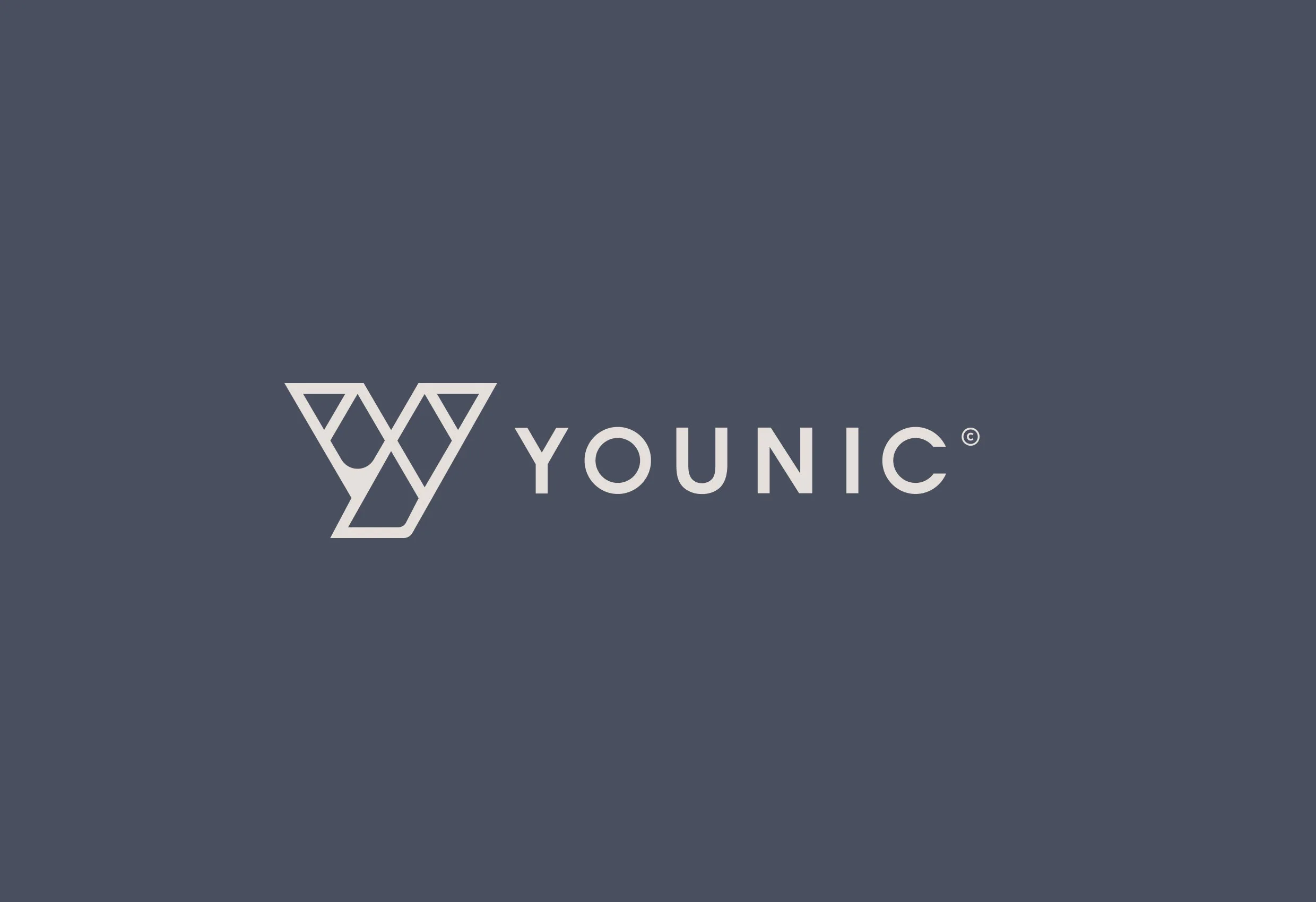Younics logotyp i vitt på mörkblå bakgrund